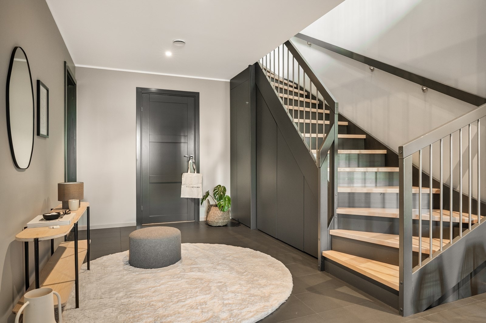 Praktisk flislagt gang med god plass til variert møblering! Her kan det for eksempel innredes som en kjeller stue? Galleribilde