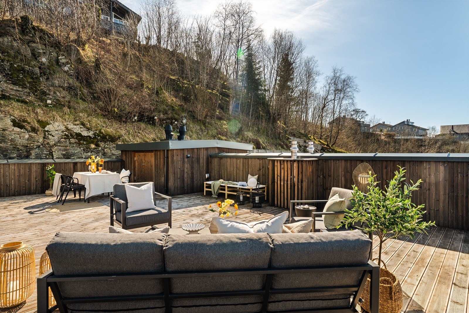 Her er det god plass til ulike soner og utendørs møblering! Galleribilde