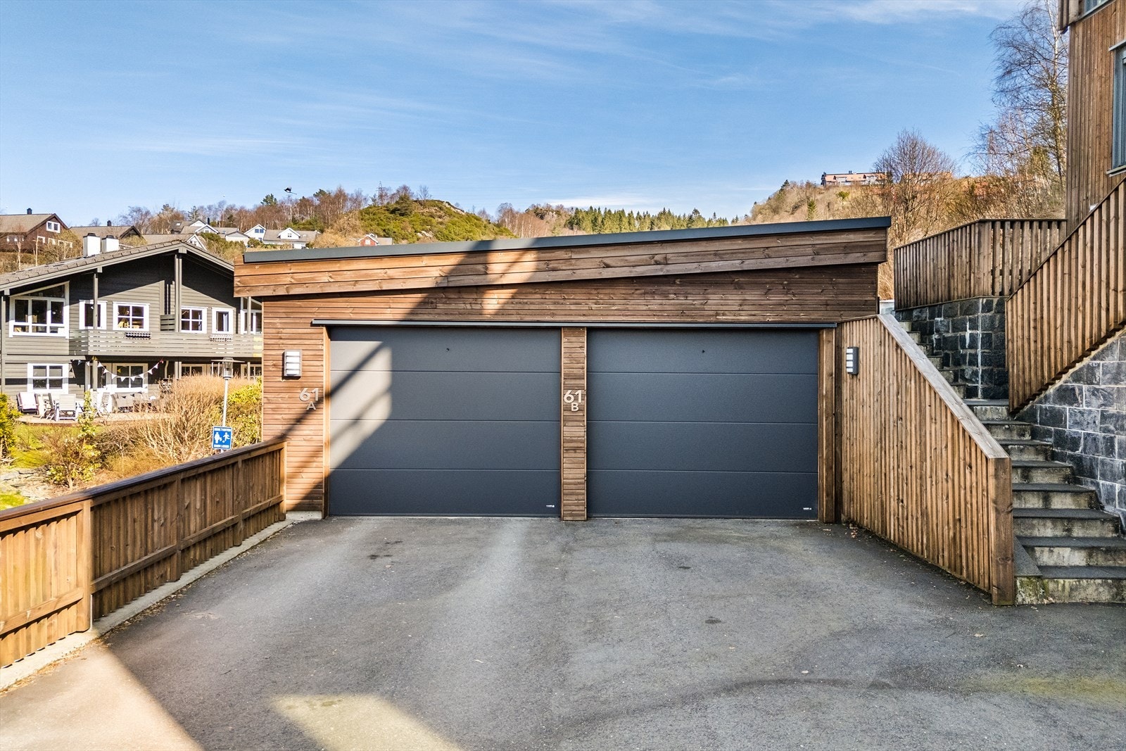 Boligen disponerer garasjeplass i felles garasje sammen med naboen! Galleribilde