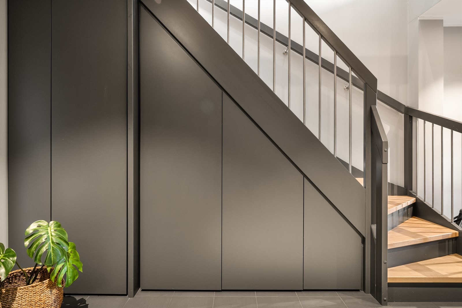 Praktiske løsninger under trapp med rikelig med lagringsplass! Galleribilde