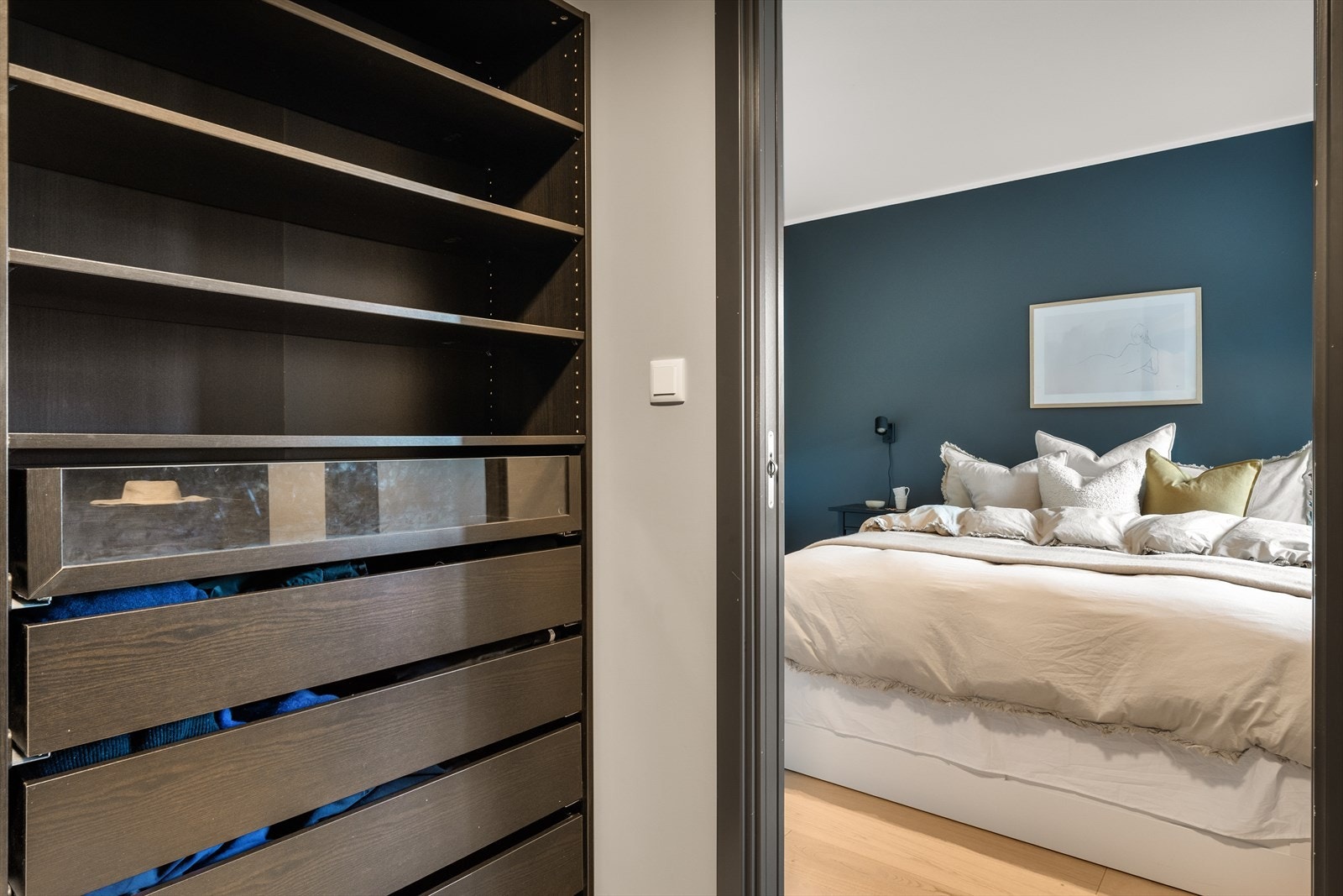 Klærne oppbevarer du i master soverommets walk-in closet! Galleribilde