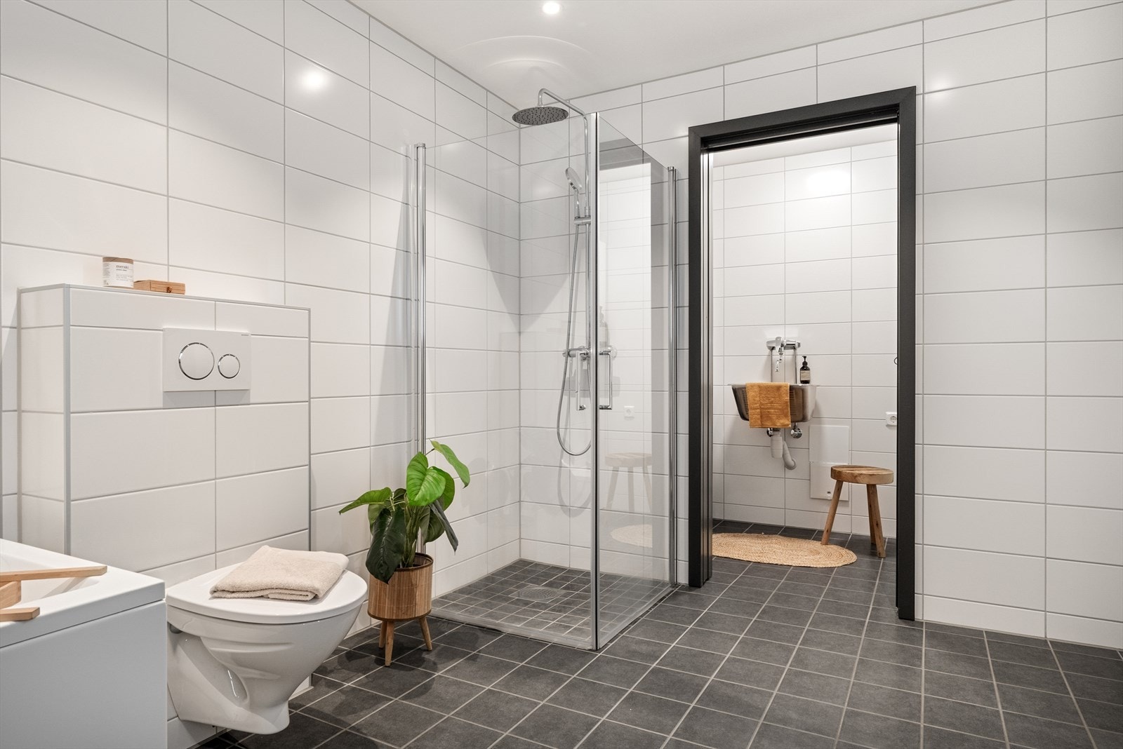 I tilknytning til badet i 1.etasje er det også et eget praktisk vaskerom! Galleribilde