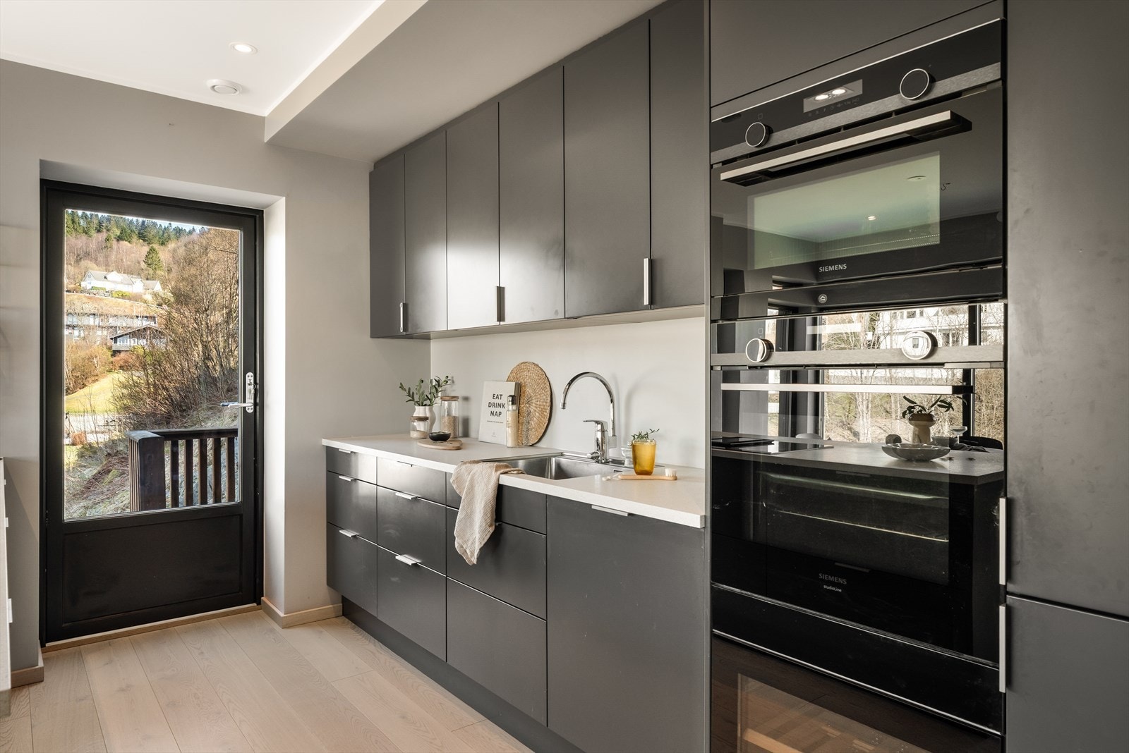 Rikelig med skap- og benkeplass til matlaging! Et sosialt kjøkken! Galleribilde