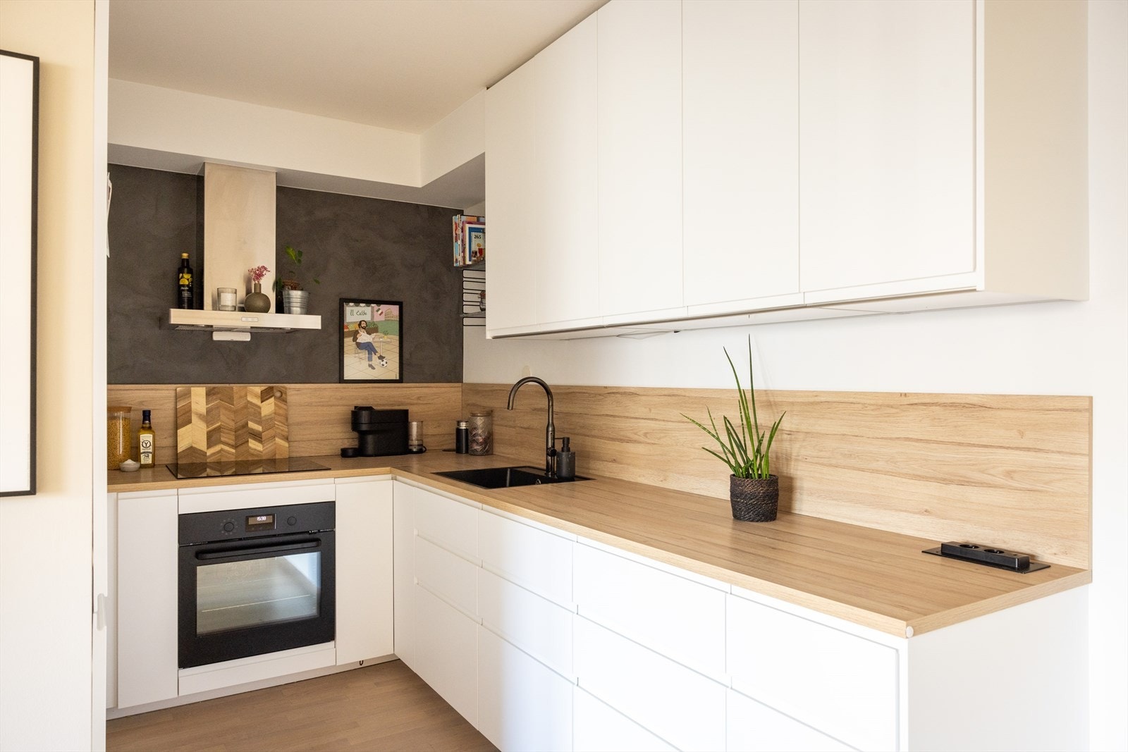 - Moderne kjøkkeninnredning med glatte fronter og laminat benkeplate med nedfelt vaskekum - Galleribilde