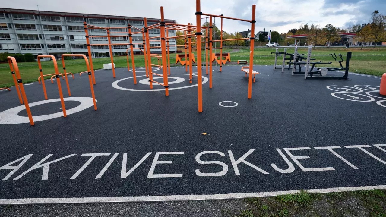 Rett bak blokkene finner du Skjetten Treningspark med bl.a aparater for street workout, brystøvelse, knebøy, sittende roing, frontpress, parallelle barer og dipsbenk Galleribilde