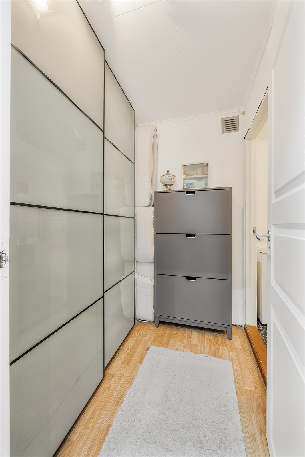 Praktisk bod/mellomgang med skyvedørsgarderobe for ekstra lagringsplass. Galleribilde