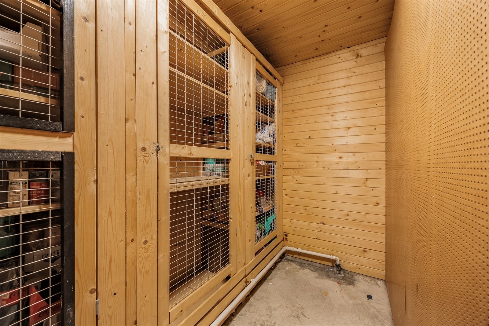 Matbod i kjelleren. Galleribilde