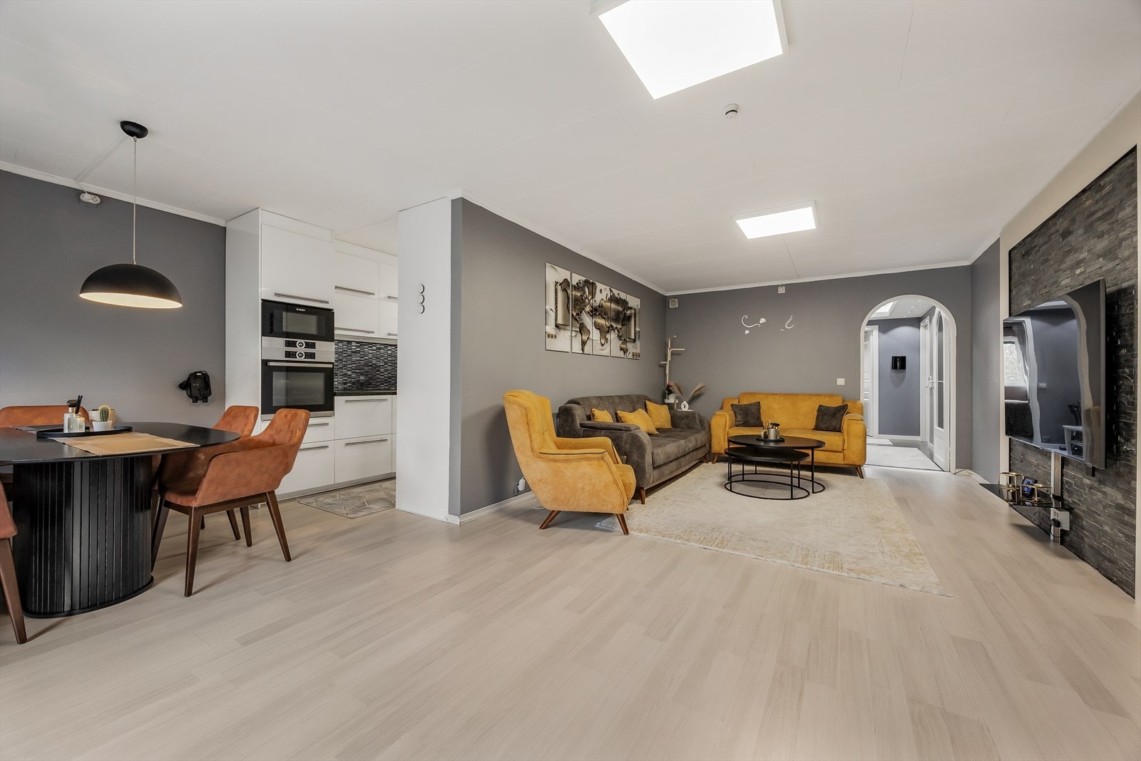 Åpen løsning mellom stue og kjøkken gir en luftig atmosfære. Galleribilde