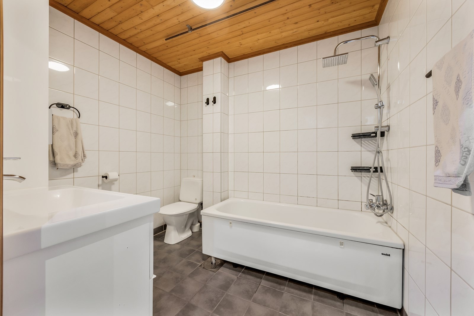 Borettslaget er i gang med en våtromsrehabilitering og leiligheten vil få splitter nytt bad og vaskerom. Planlagt ferdig 20. juni 2025. Se bilder senere i annonsen. Galleribilde