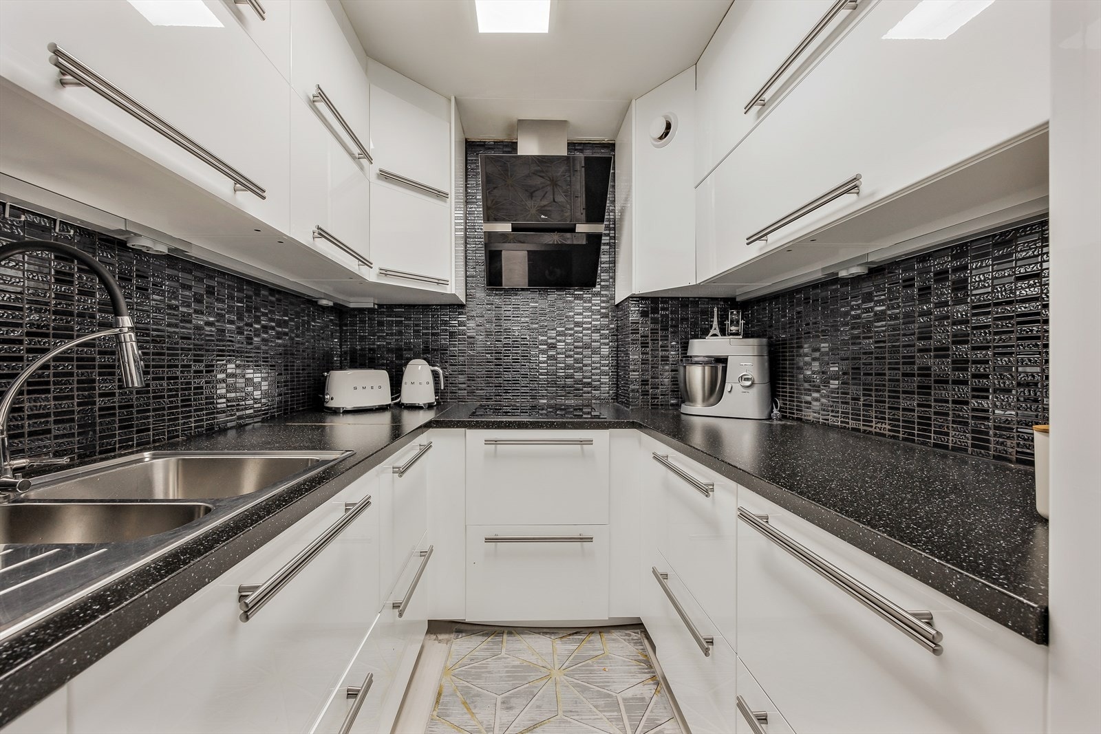 Dette er en stor og pen 3-roms i første etasje med trappefri adkomst, stor innglasset balkong på 14m² og egen garasjeplass. Galleribilde