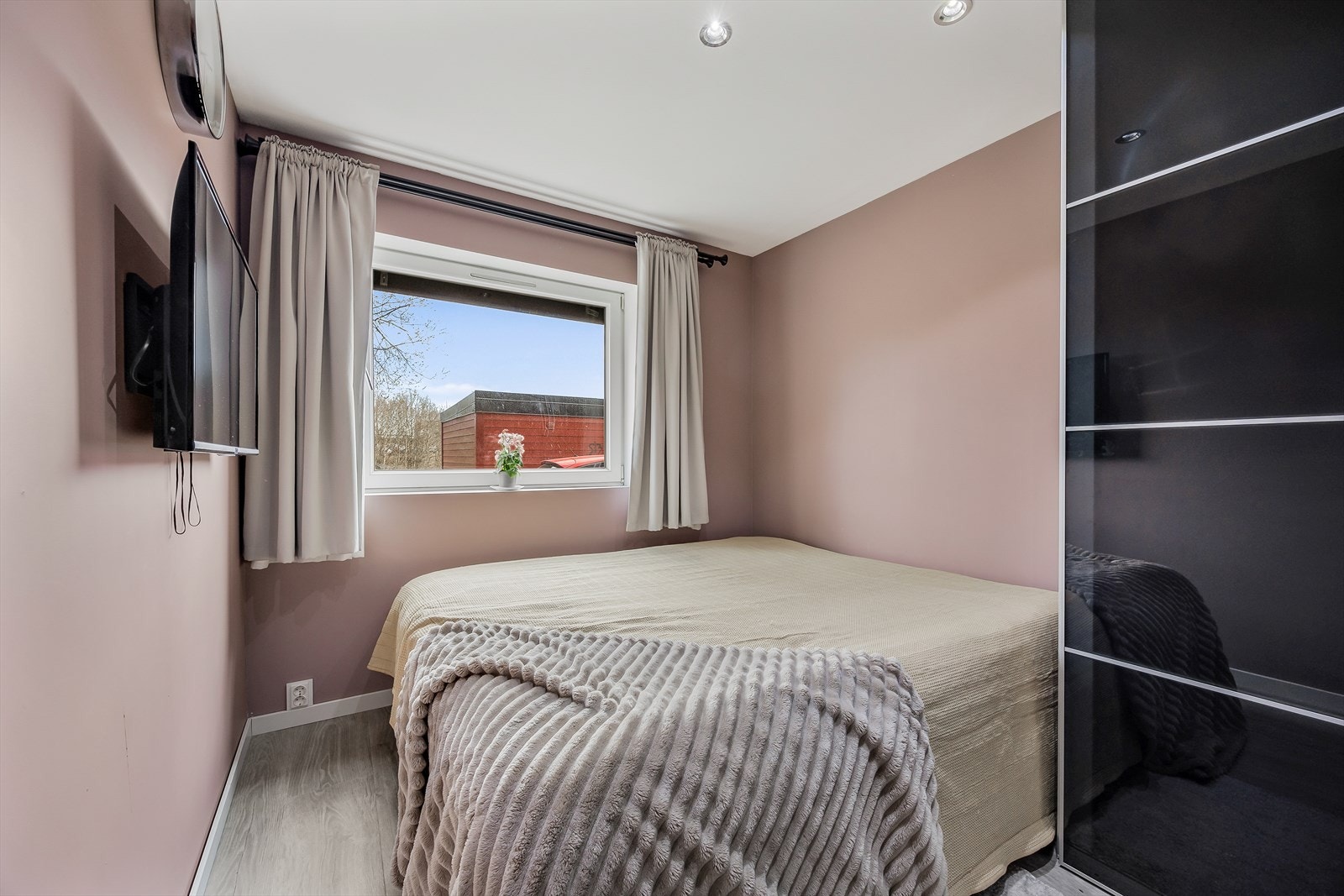 Soverom 1 med plass til dobbeltseng og garderobeløsning. Galleribilde