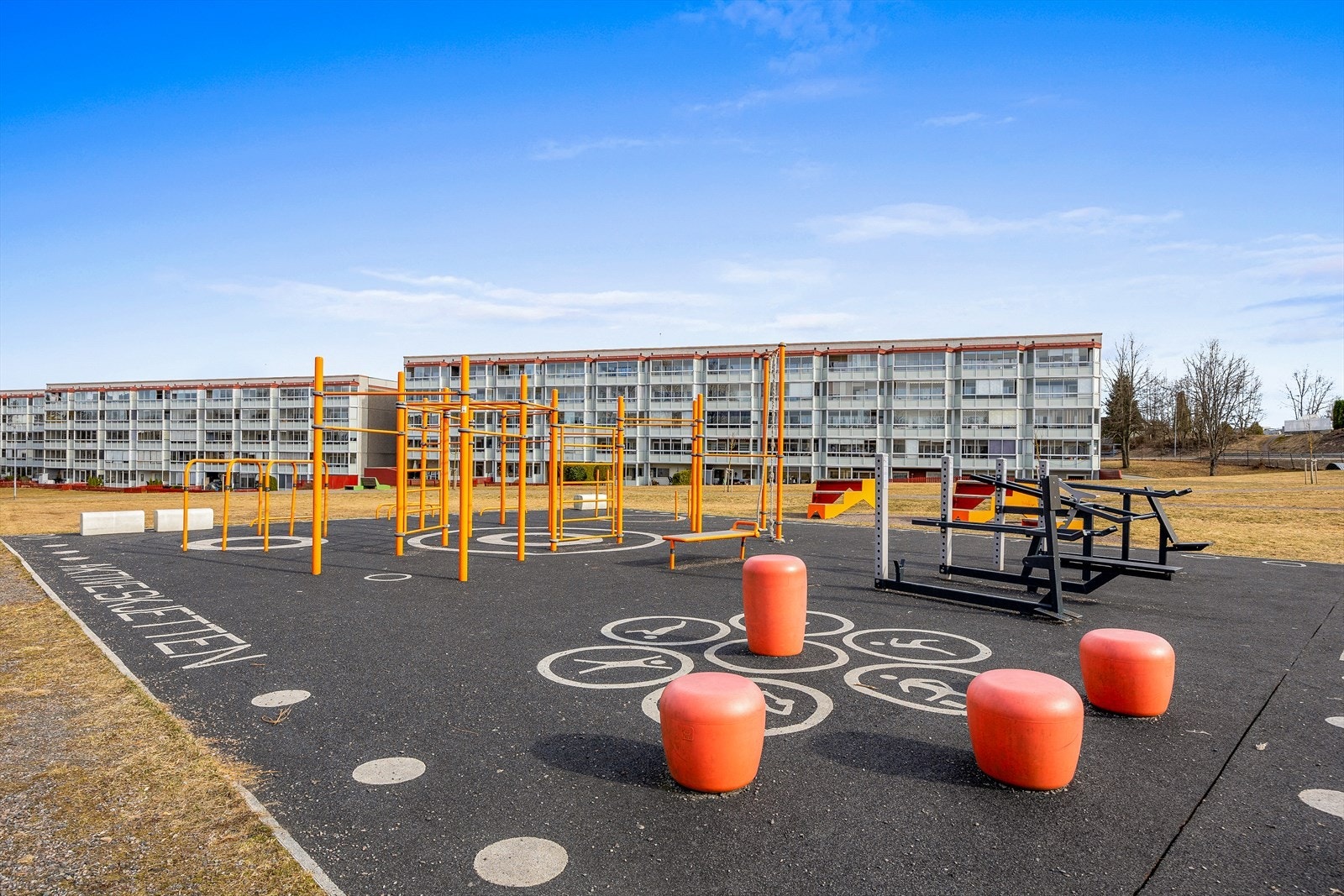Flere lekeplasser og skateramper i nærheten for barna. Galleribilde