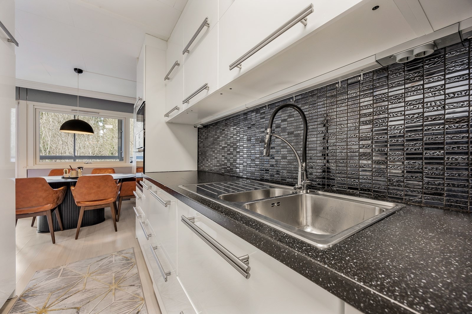 Alle hvitevarer på kjøkkenet integrert. Galleribilde