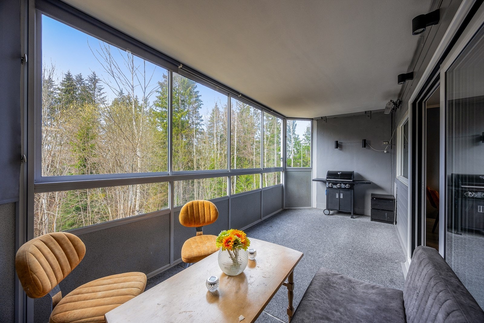 Det er montert varmelampe på balkongen. Store skyvedører gjør at balkongen oppleves som en forlengelse av stuen. Galleribilde