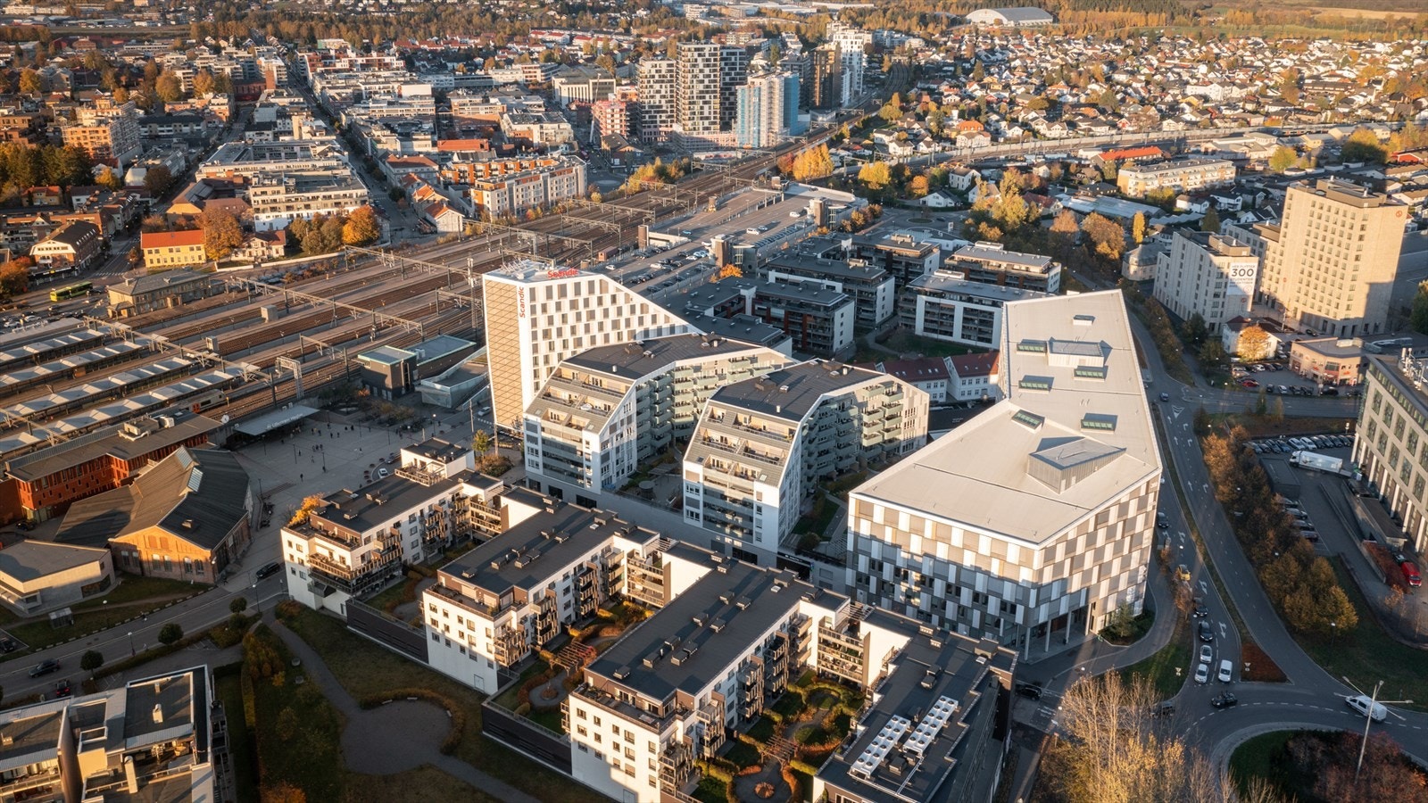 Det er kort vei til Lillestrøm sentrum med byliv, restauranter, kjøpesentre, kino, legevakt, togstasjon og mye mer. Galleribilde