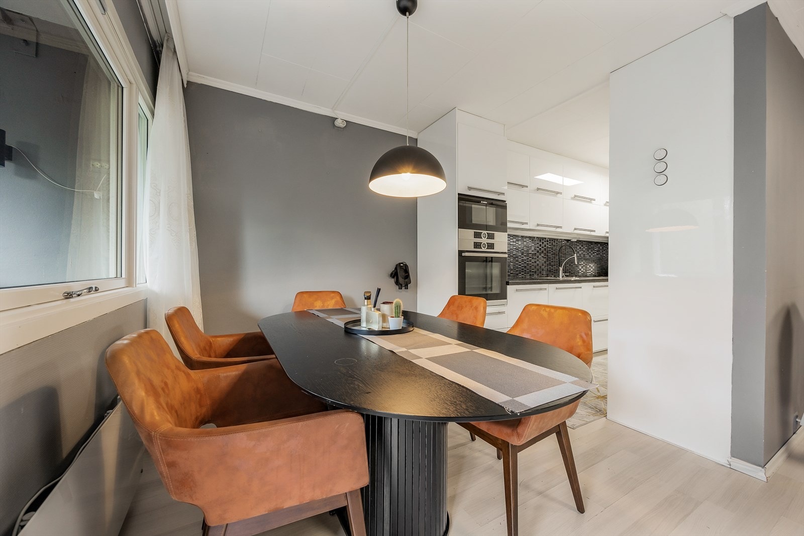 I forbindelse med kjøkkenet har du eget areal for spisebord. Her har du god plass og kan invitere mange gjester av gangen. Galleribilde