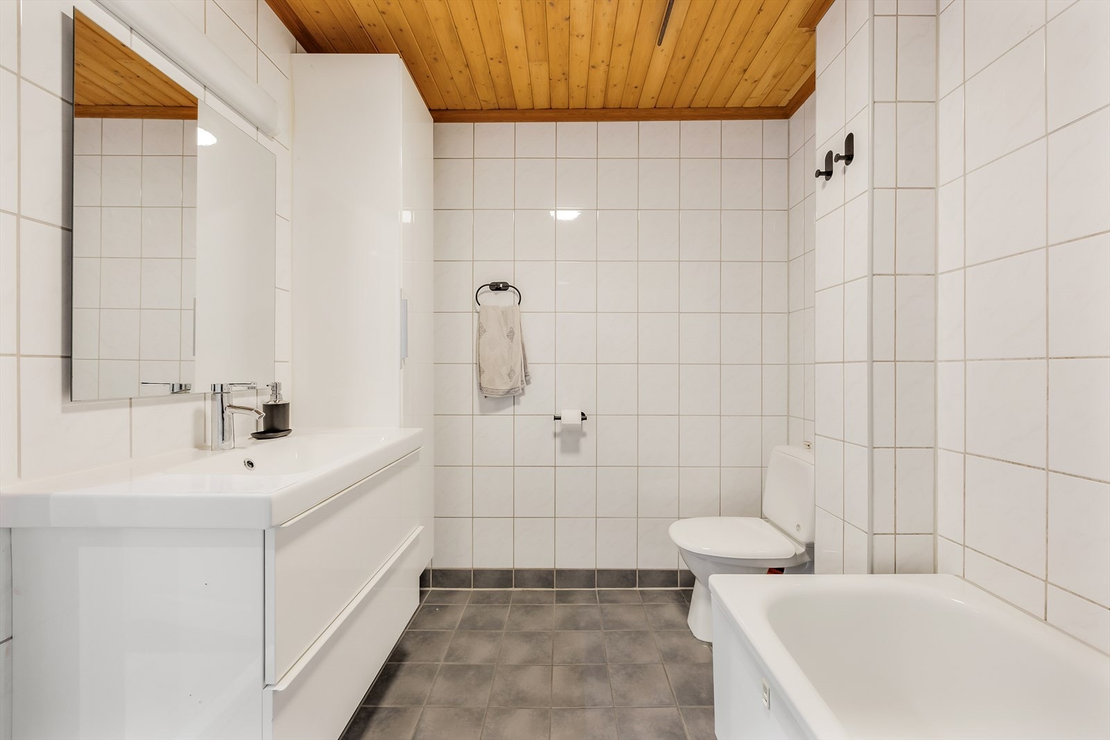 Borettslaget er i gang med en våtromsrehabilitering og leiligheten vil få splitter nytt bad og vaskerom. Planlagt ferdig 20. juni 2025. Se bilder senere i annonsen. Galleribilde