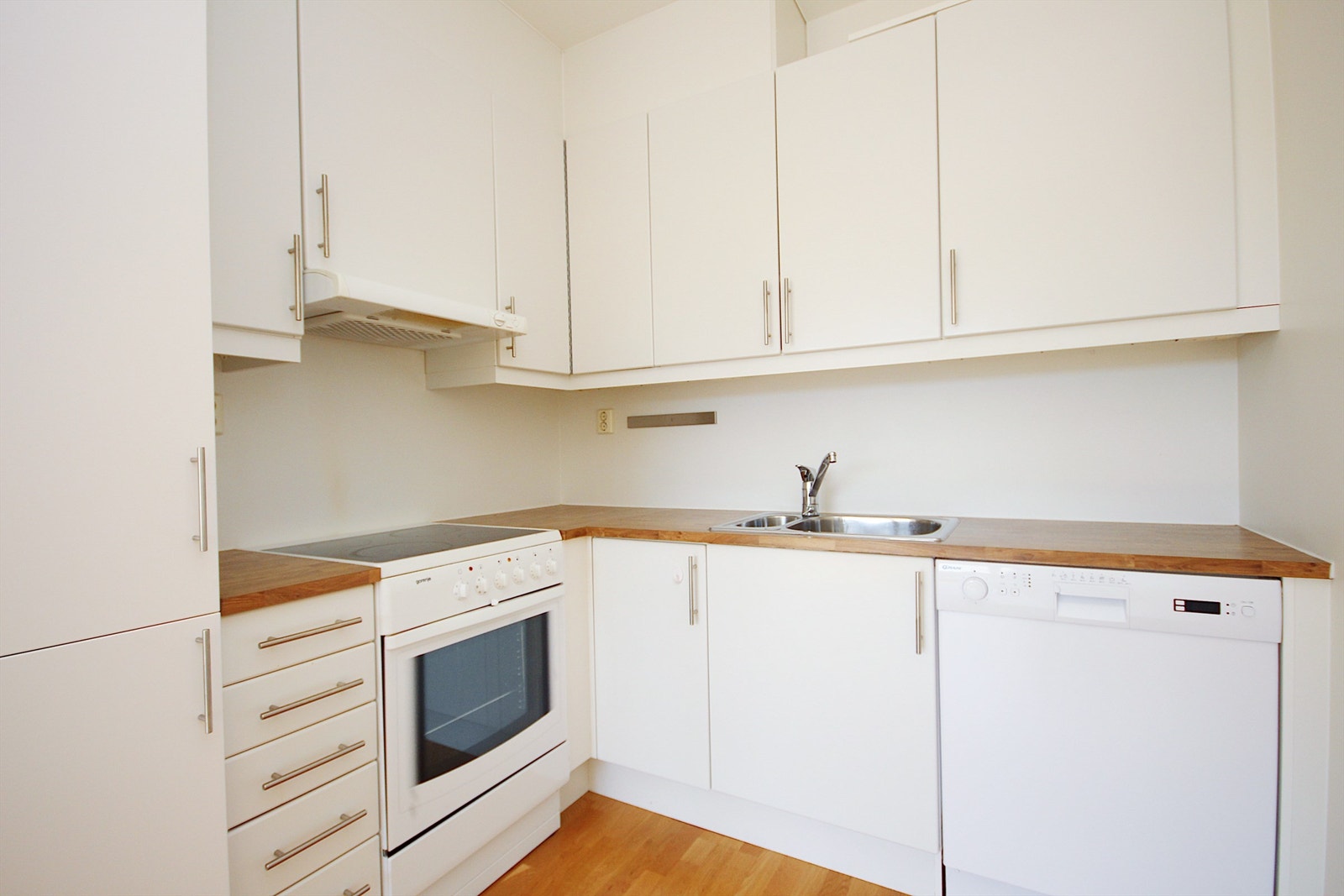 Kjøkken med åpen løsning mot stuen Galleribilde