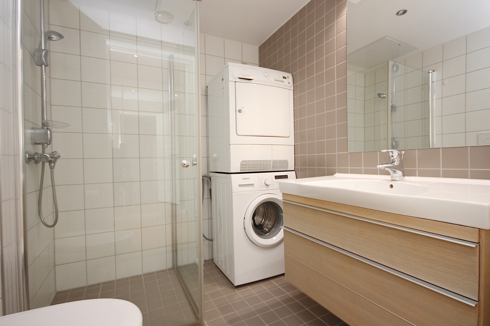 Moderne og delikat flislagt bad Galleribilde