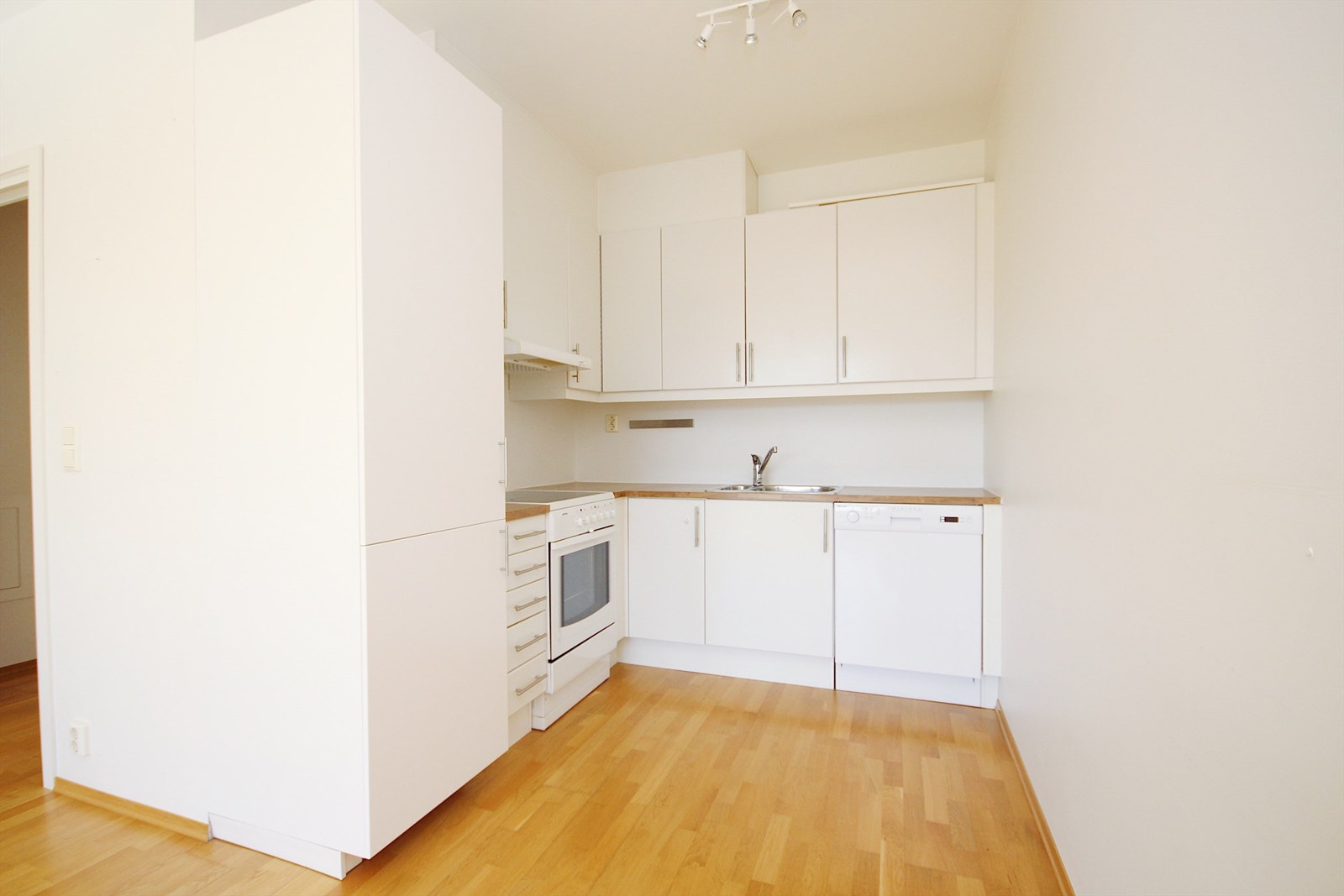 Kjøkken med åpen løsning mot stuen Galleribilde