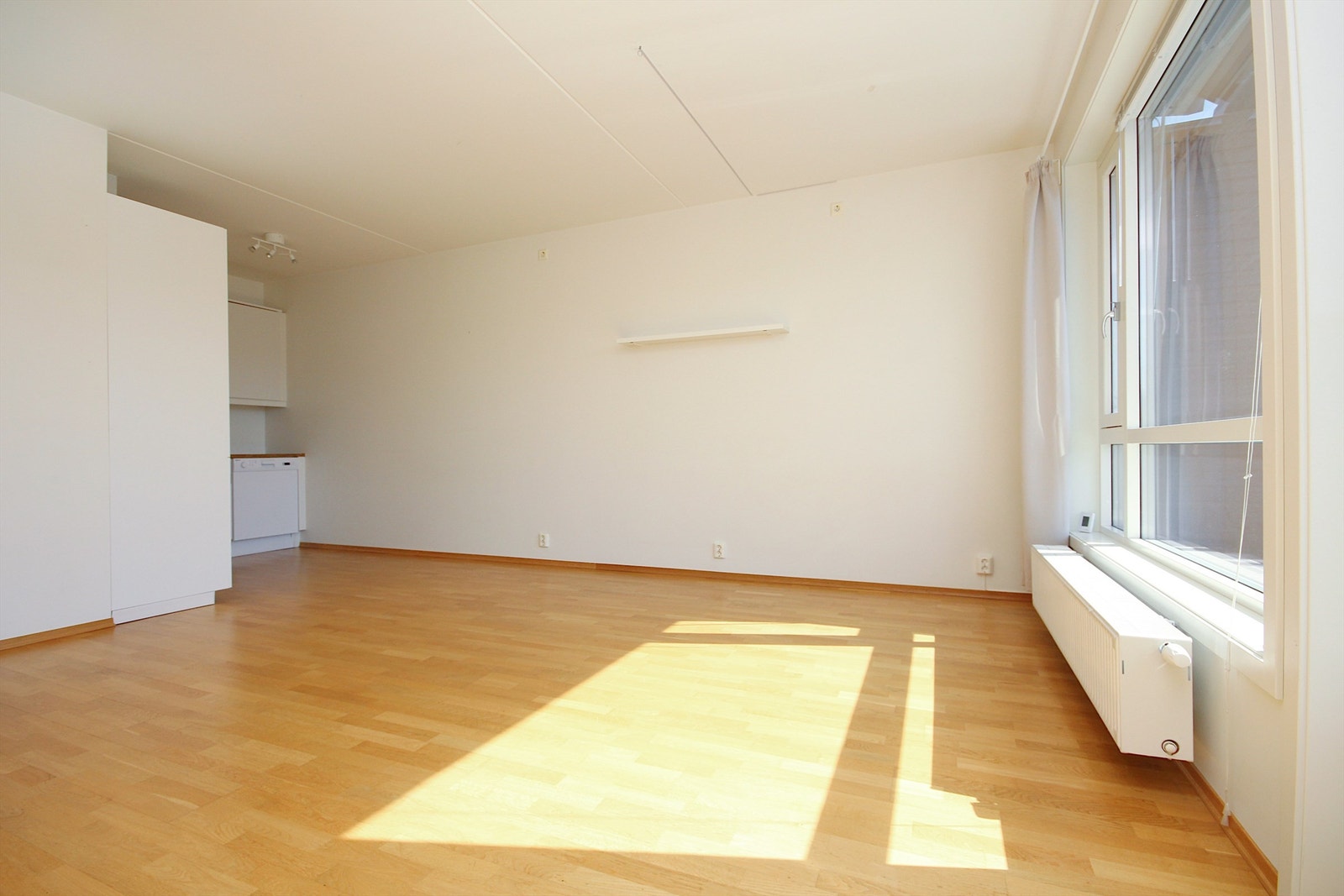 Stue med plass til både sofa- og spisegruppe Galleribilde