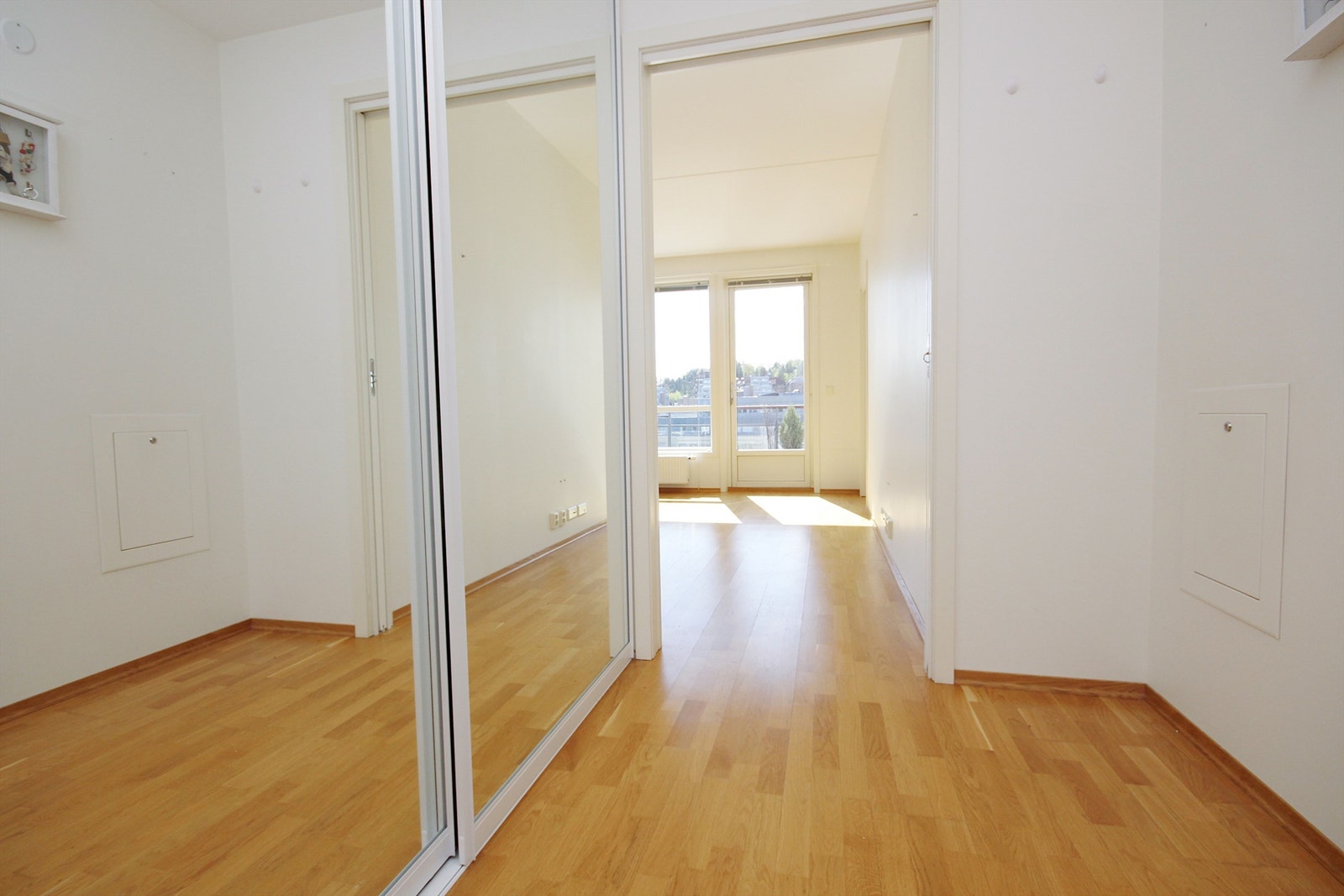 Praktisk skyvedørsgarderobe i entré Galleribilde