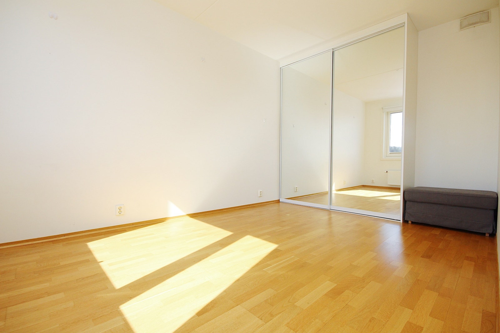 Skyvedørsgarderobe på soverommet Galleribilde