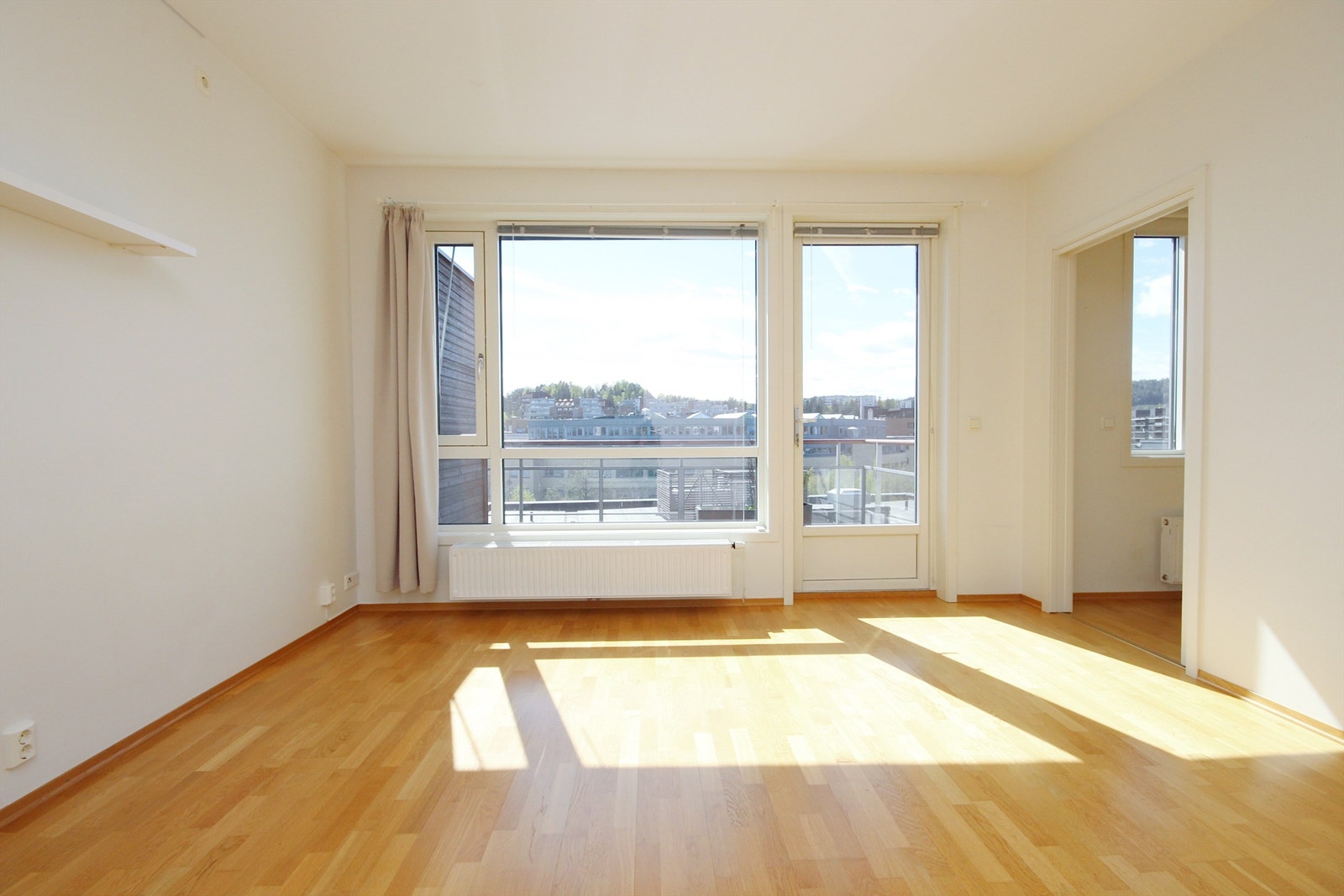 Stue med store vindusflater som slipper rikelig inn med naturlig lys Galleribilde