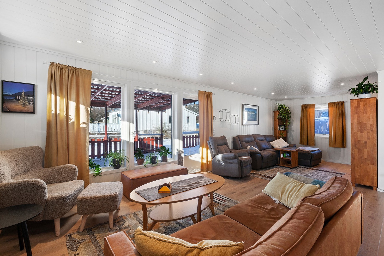 Vindusflatene i stuen gir rikelig med lysinnslipp. Fra stuen er det utgang til hyggelig terrasse. Galleribilde
