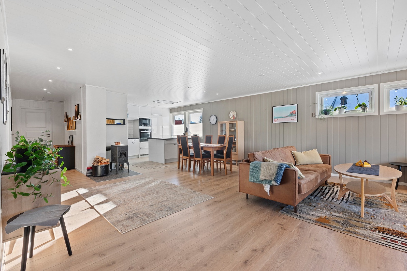 Stuen har både vedfyring og varmepumpe som gir en lun og fin varme. Galleribilde