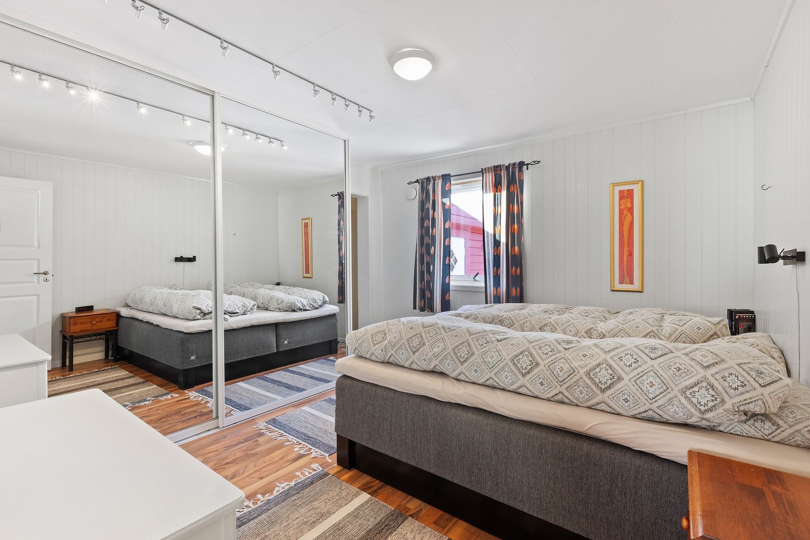 Hovedsoverommet har god plass til dobbeltseng og annet møblement, romslig skyvedørsgarderobe med speil front. Galleribilde