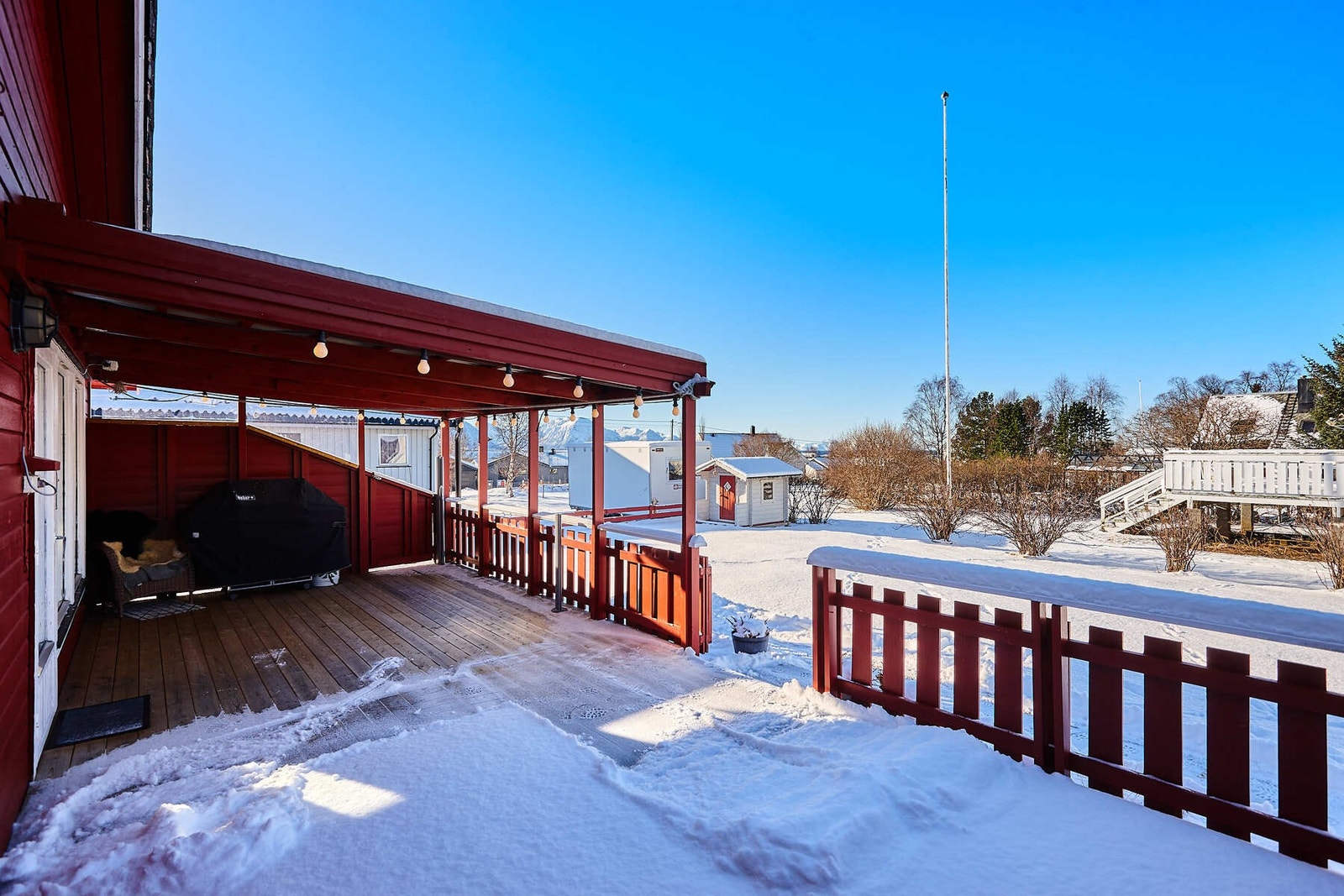 God plass til utemøbler og grill. Galleribilde