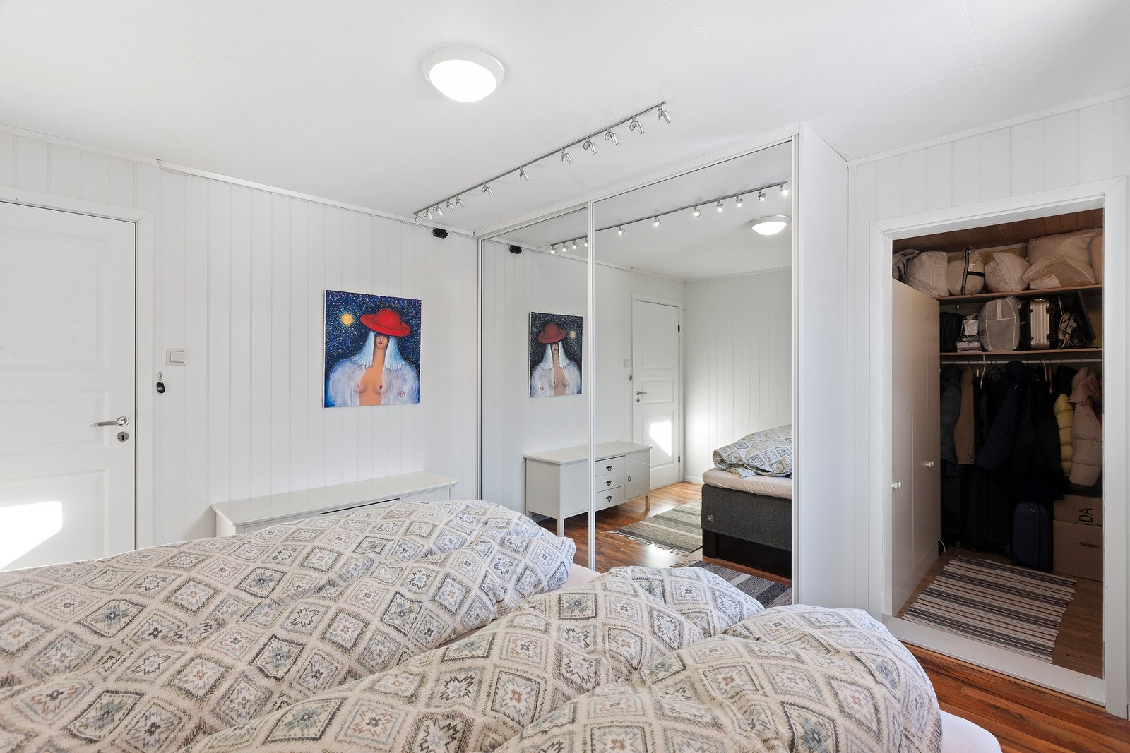 Walk in garderobe i tilknytning til soverommet. Galleribilde