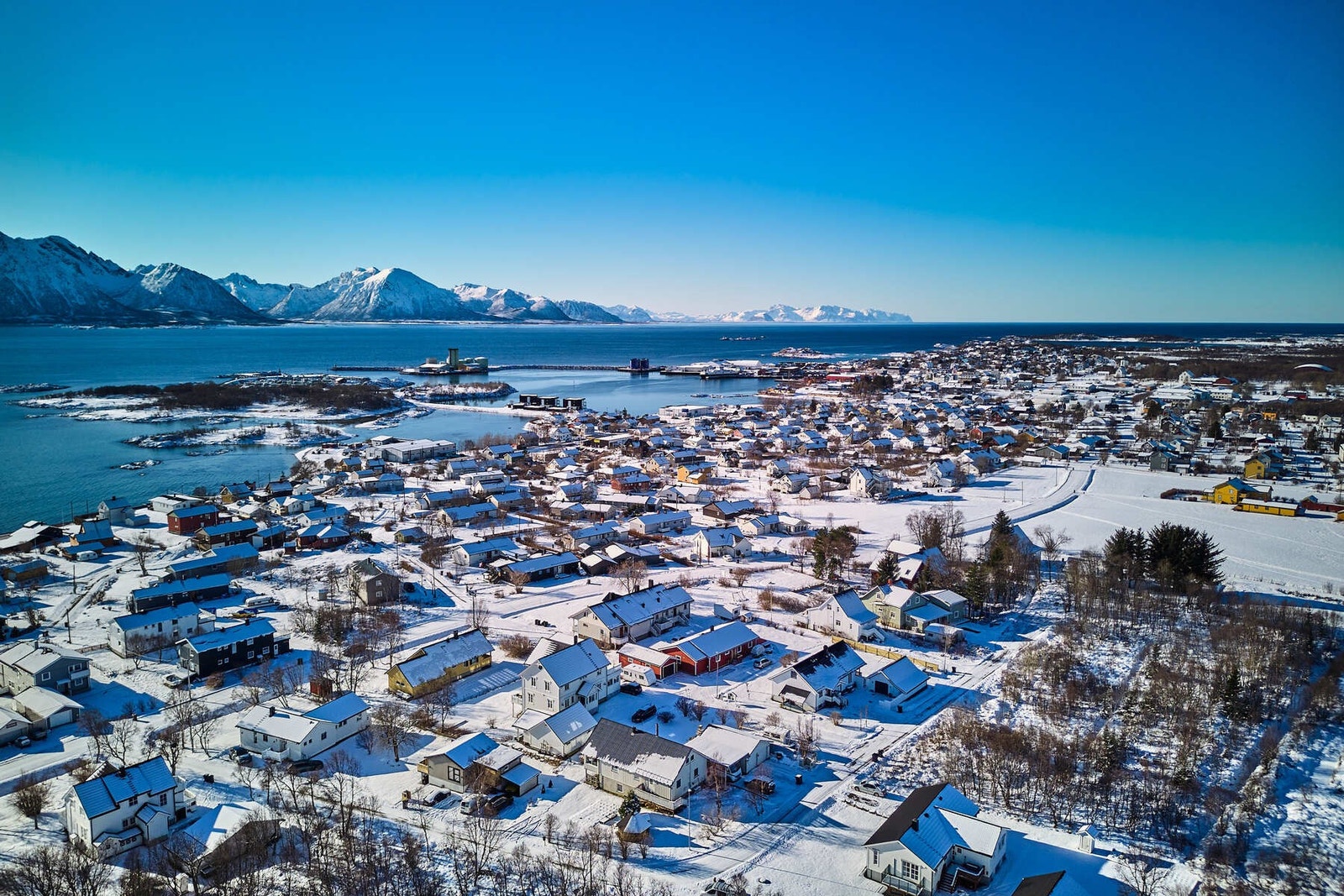 Eiendommen ligger like nord for Melbu sentrum. Det er gangavstand til sentrum med diverse utvalg av butikker og dagligvareforretninger, skoler og barnehage. Galleribilde