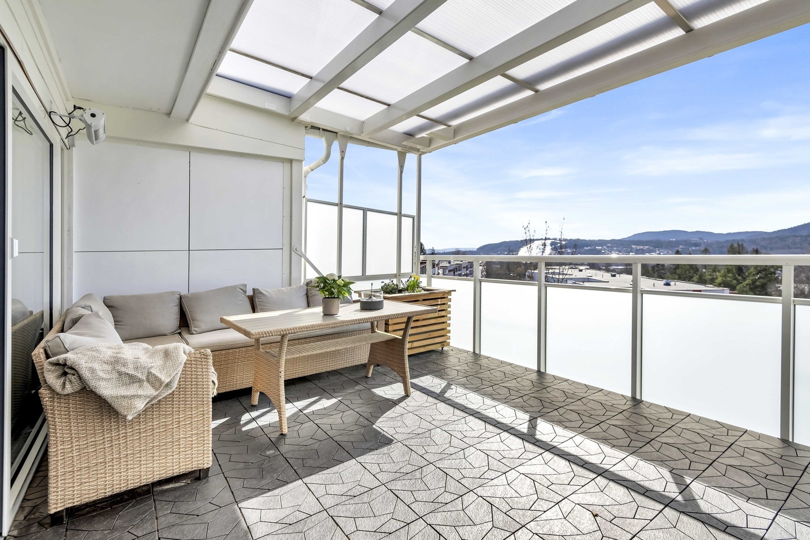 Pen 4-roms med fantastisk utsikt og solforhold - Barnevennlig område - Ingen dok.avgift - God stand, flytt rett inn. Galleribilde