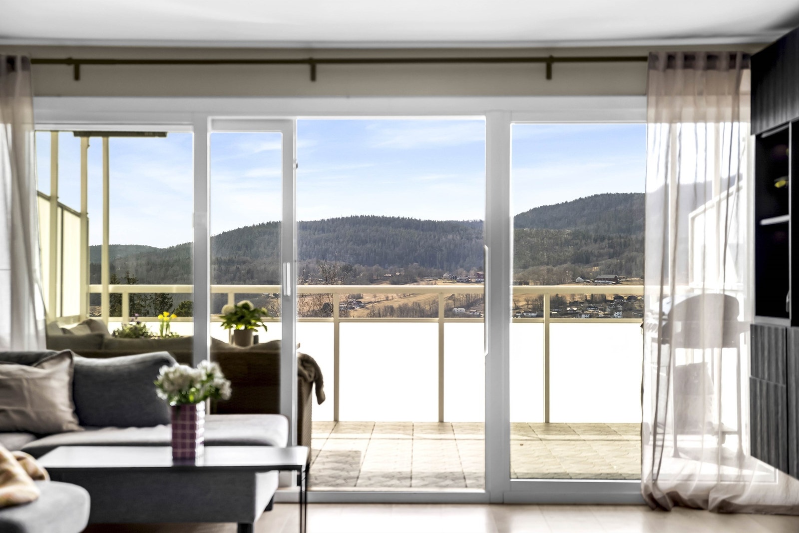 Utgang fra stuen til vestvendt balkong. Galleribilde