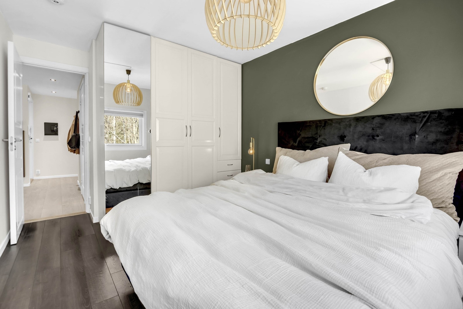 Leiligheten har tre soverom. Hovedsoverommet har god plass til dobbeltseng og garderobeløsning. De to andre soverommene egner seg fint som et gjesterom, barnerom eller kontor. Galleribilde