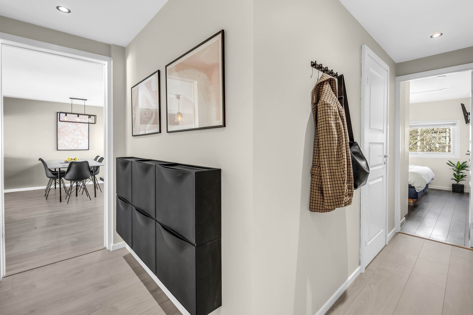 Entréen kan innredes med garderobeskap for oppbevaring av yttertøy og sko. Det kan settes opp øvrige knagger på veggen for jakker om det skulle være behov. Galleribilde