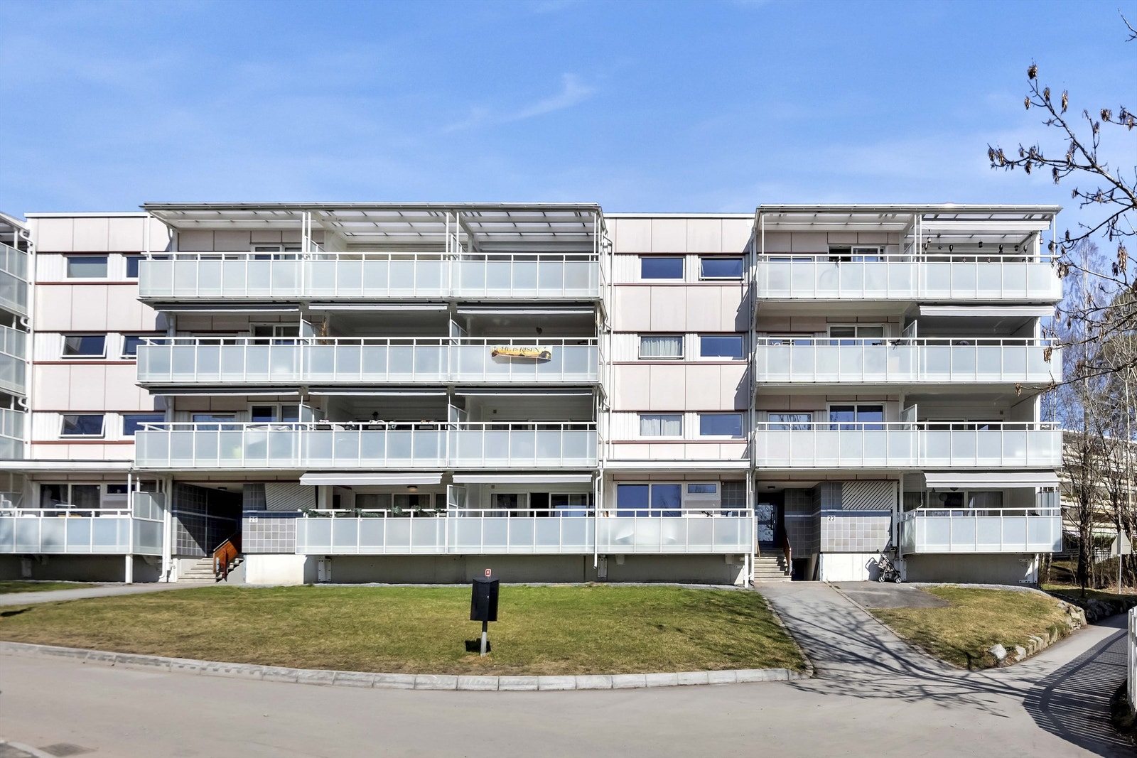 Leiligheten ligger sentralt til i et bilfritt, grønt og barnevennlig boligområde på Rykkinn. Gangavstand til Rykkinn Senter, svømmehall, fotballbane, skoler og barnehager mm. Kort vei til busstopp med direkte buss til Oslo via Sandvika. Galleribilde