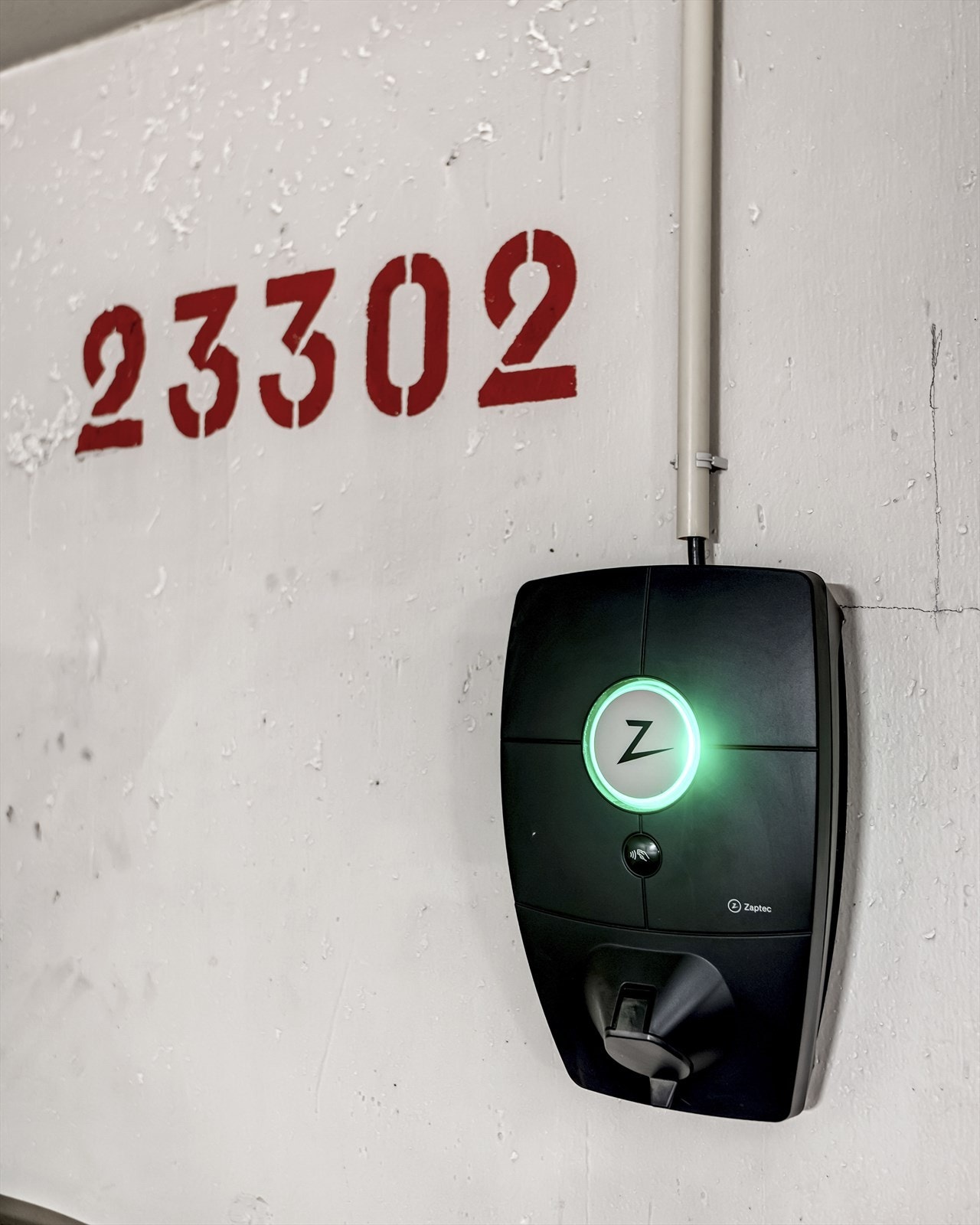 Innvendig garasjeplass med El-bil lader. Galleribilde