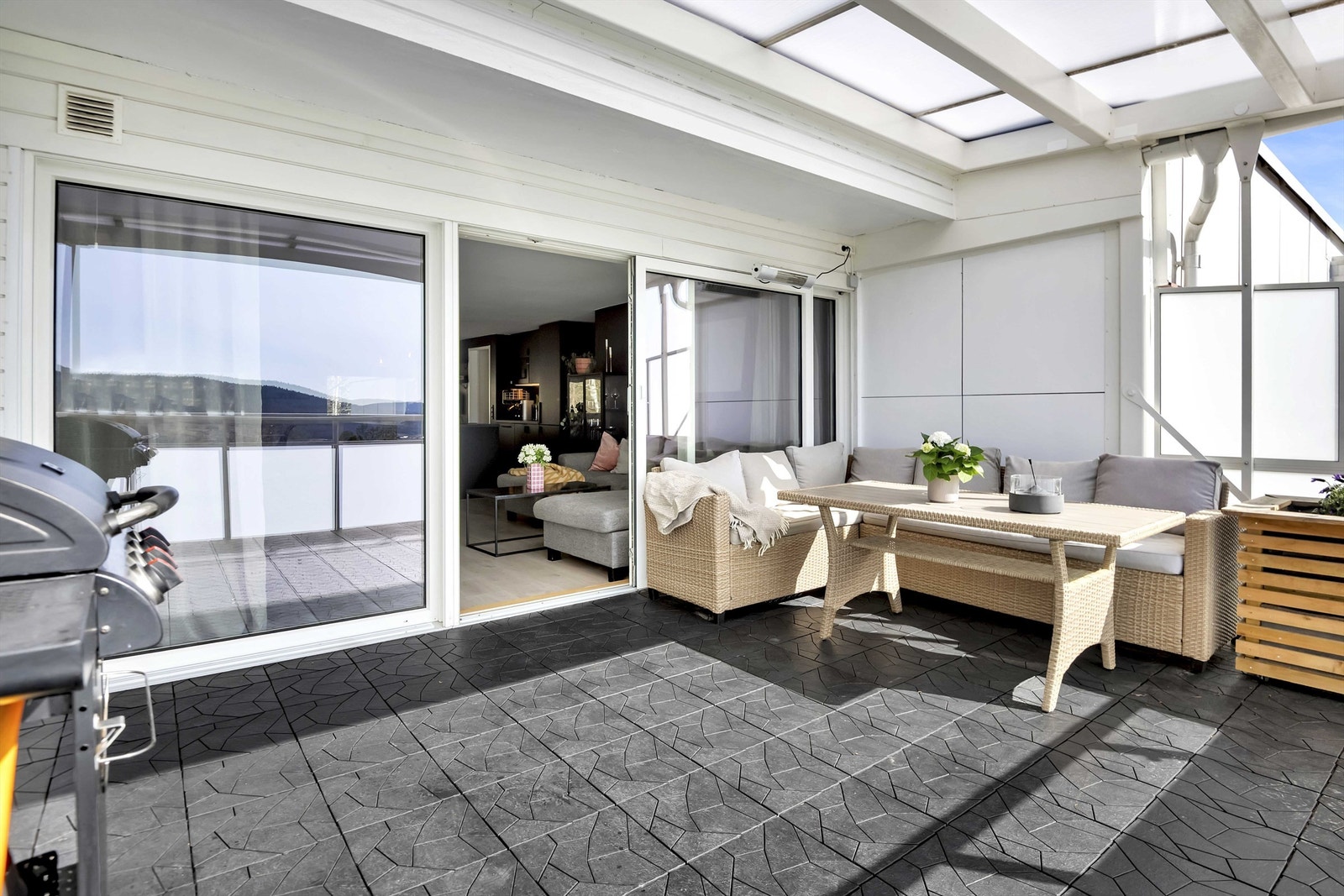 Romslig balkong med fantastisk utsikt og sol til langt på kveld. Galleribilde