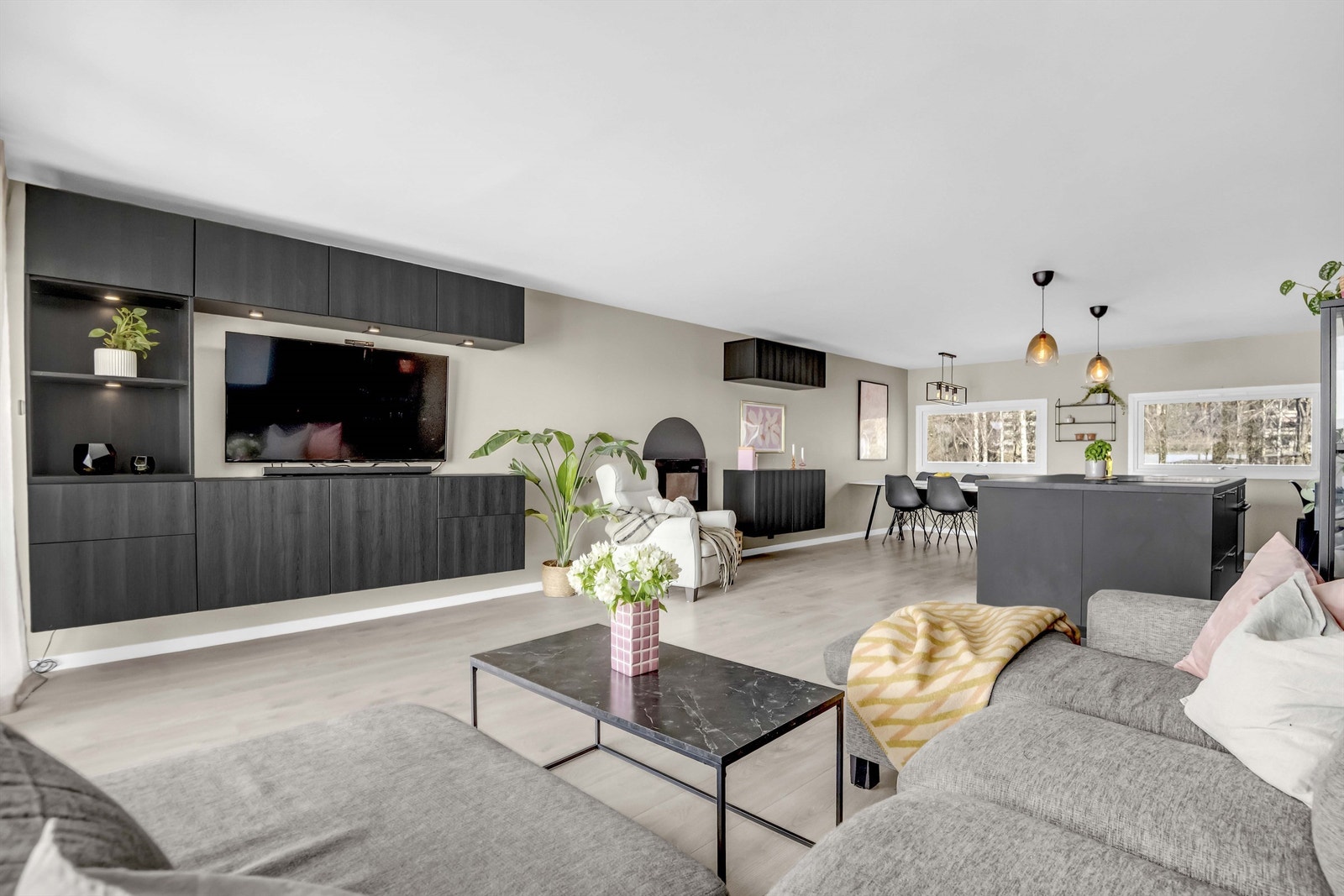 Velkommen til Bjørnebærstien 23 - presentert av Eiendomsmegler Marius Stormfelt v/Krogsveen - Pen 4-roms med gjennomgående god standard. Galleribilde