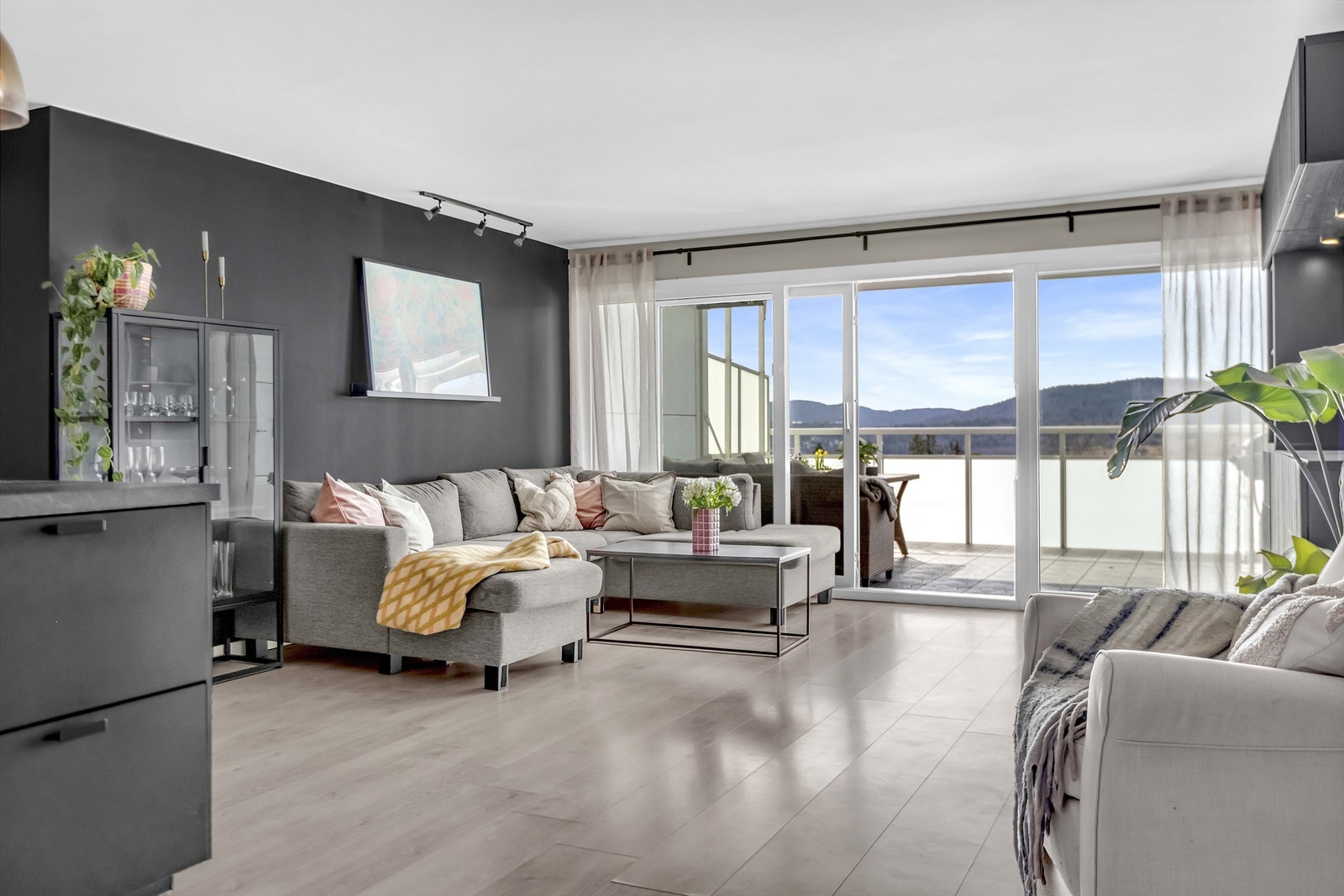 Romslig stue med god plass til stort spisebord, sofagruppe, tv- seksjon, bokhyller mm. I stuen er det store vindusflater som gir godt med med lys. Galleribilde