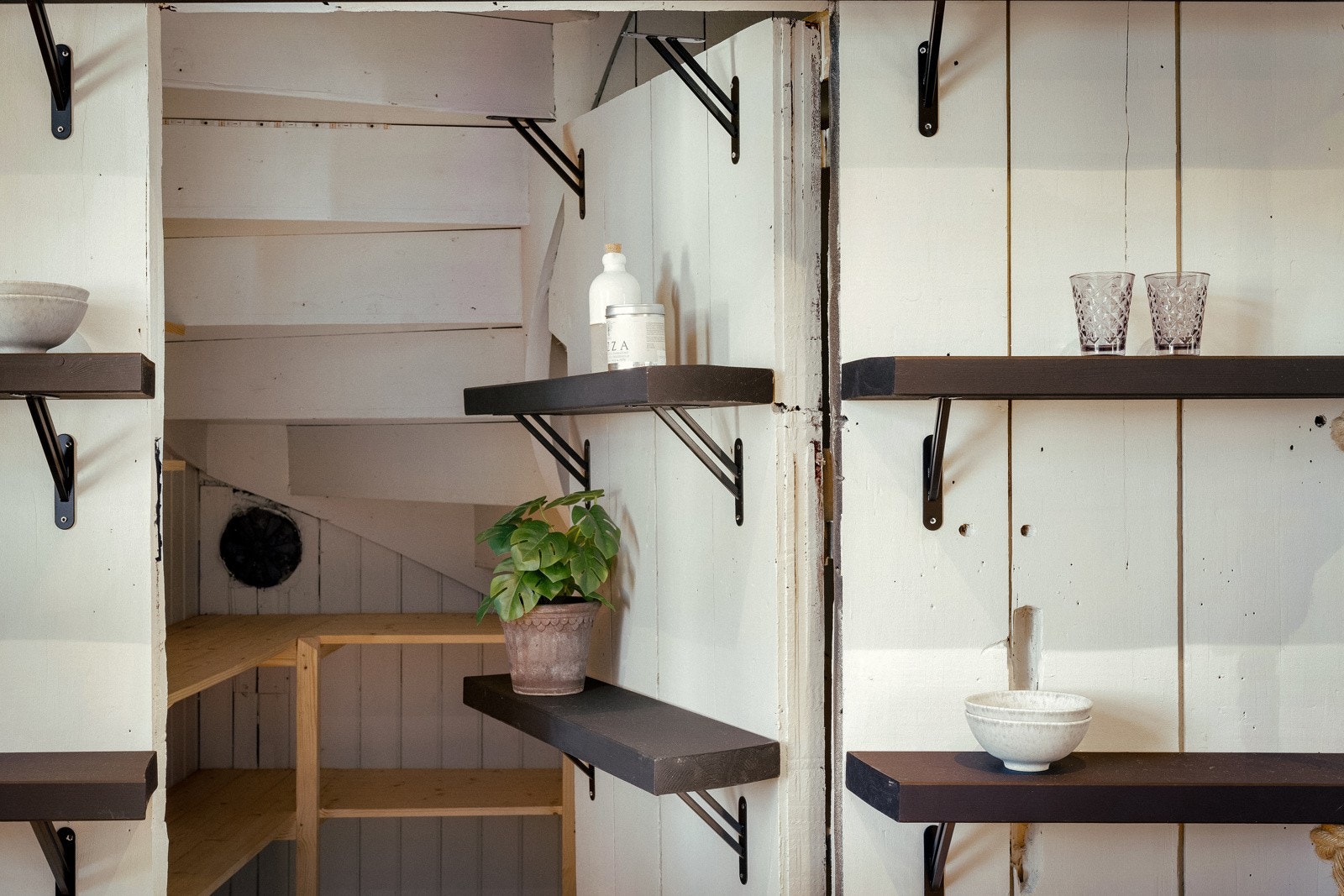 Et hemmelig spiskammers skjult i veggen gir ekstra lagring. Galleribilde