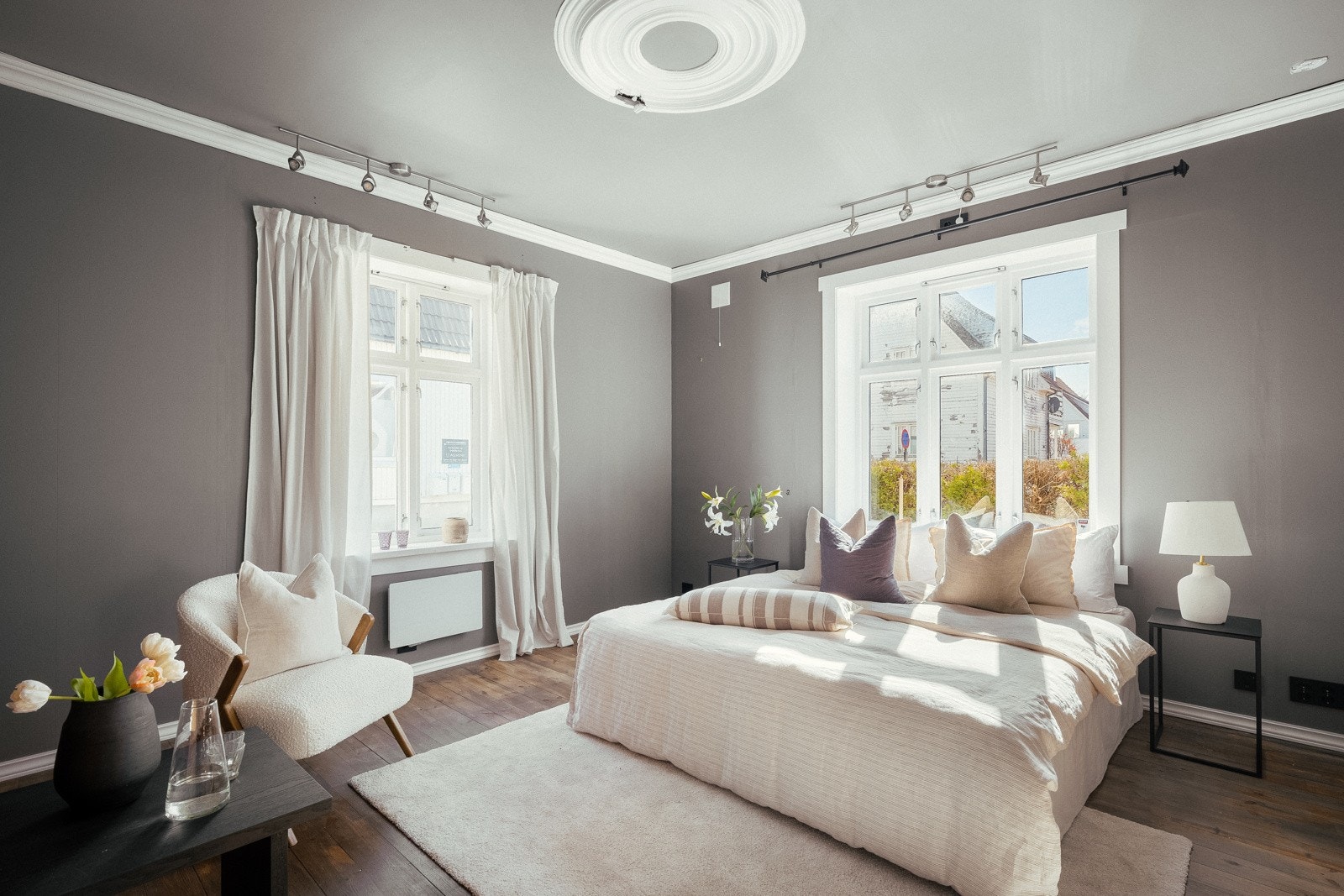 Boligen har to romslige soverom med originale tregulv og nydelige rosetter fra 1912. Galleribilde