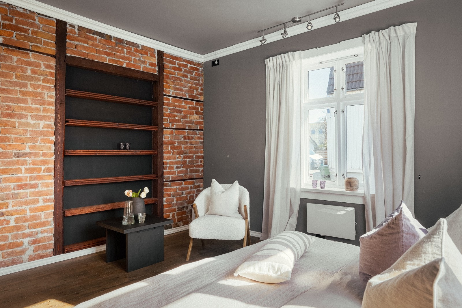 På hovedsoverommet er det god plass til dobbeltseng med tilhørende nattbord. Galleribilde