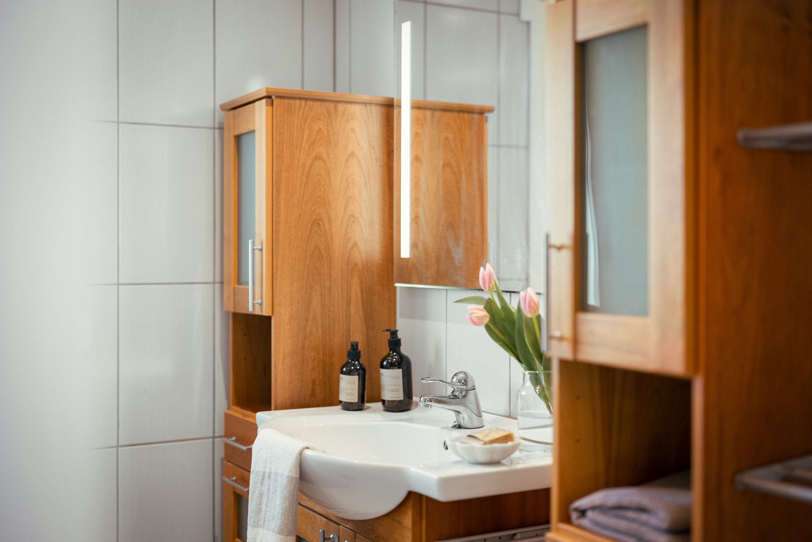 Det er montert varmekabler og downlights, og badet har toalett og et dusjkabinett med regnfallsdusj. Galleribilde