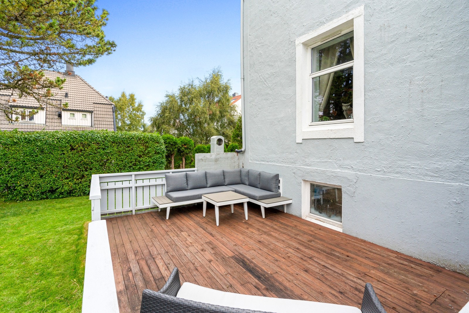 Hagen er pent opparbeidet med gressplen, blomsterbed, diverse beplantning og gruslagt gangvei til bi-inngangen. Galleribilde