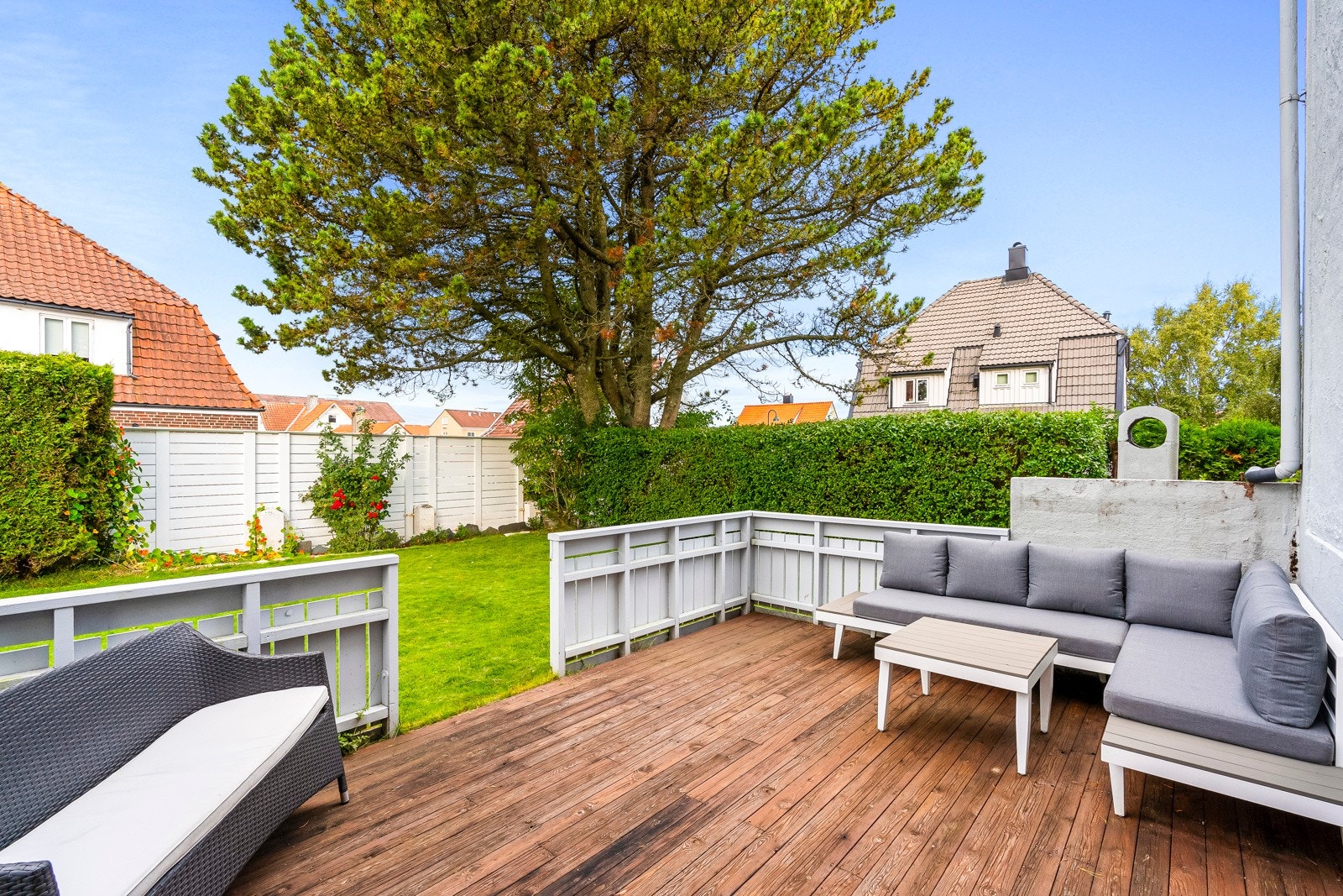 Boligen har en stor og solrik hage - perfekt for deg med grønne fingre. Galleribilde