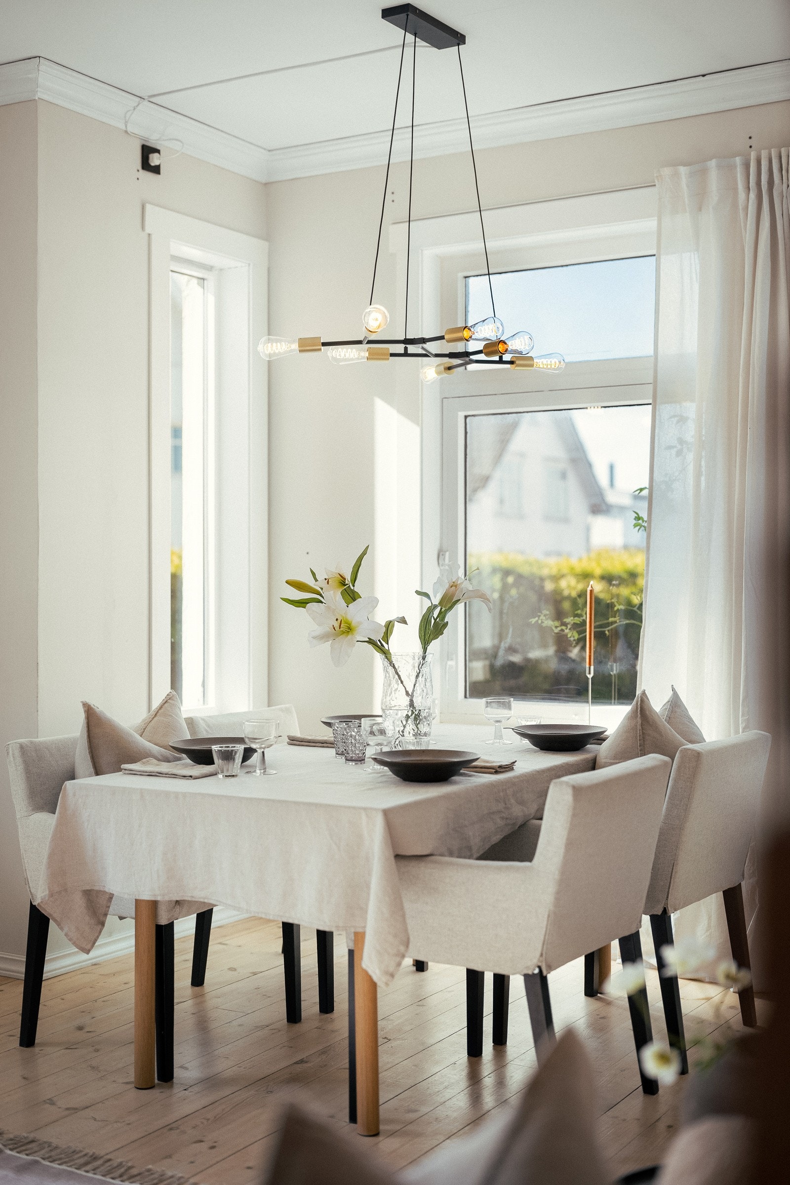 Stuen har en egen sjarm, med originale detaljer som tregulv, skyvedør av tre og vakker rosett i himlingen. Galleribilde